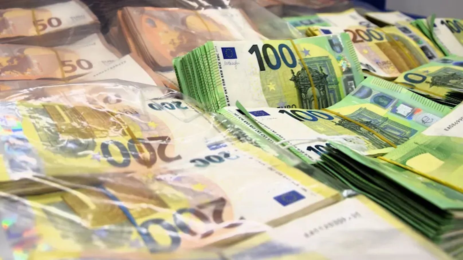 Der Zoll fand bei einem&nbsp; 44-Jährigen 1,4 Millionen Euro Bargeld.