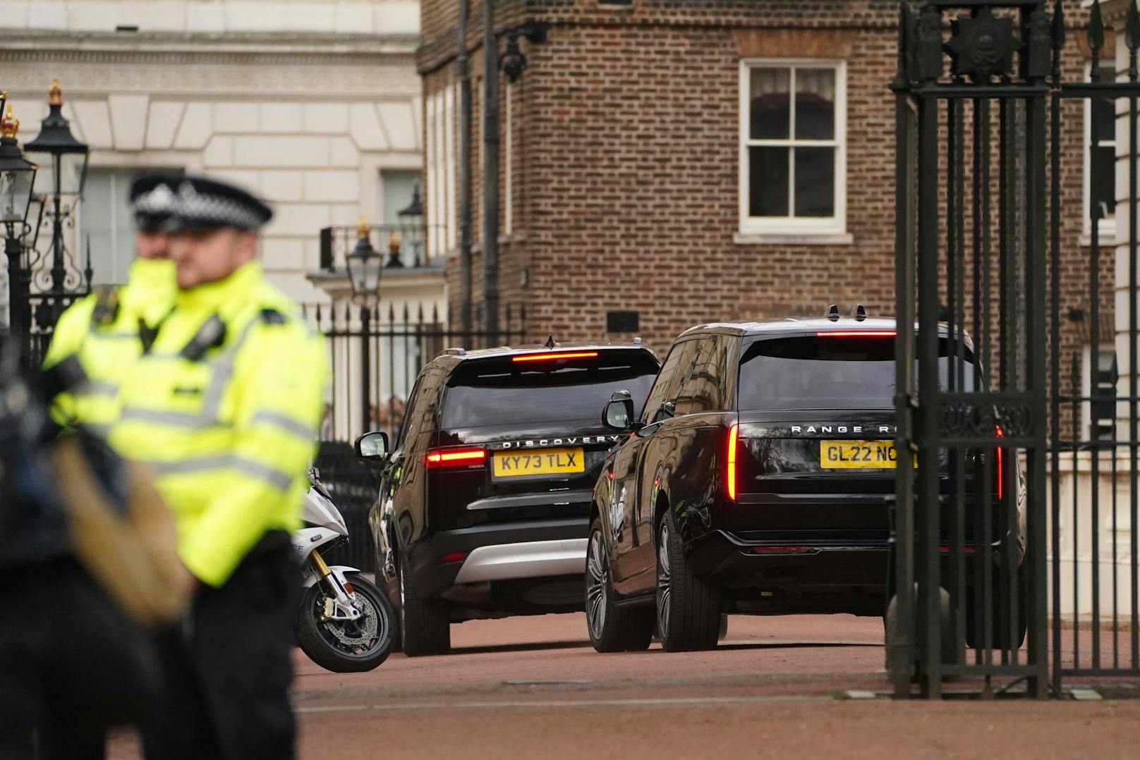 Zwei schwarze Geländewagen, in denen vermutlich Prinz Harry unterwegs ist, treffen nach der Bekanntgabe der Krebsdiagnose von König Charles III. am Clarence House in London ein.