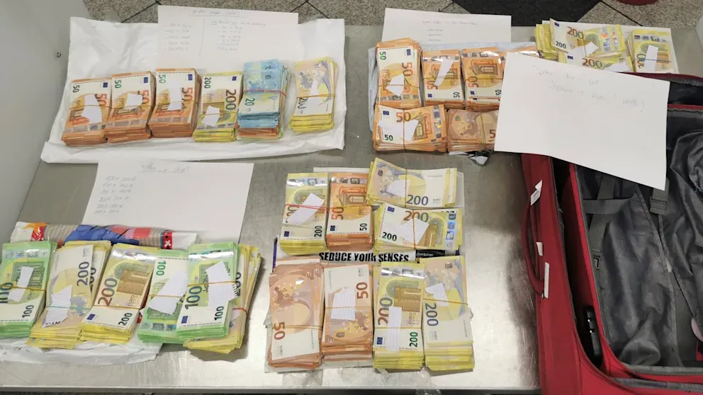 Es dauerte eine Zeit bis das ganze Geld gezählt war.&nbsp;