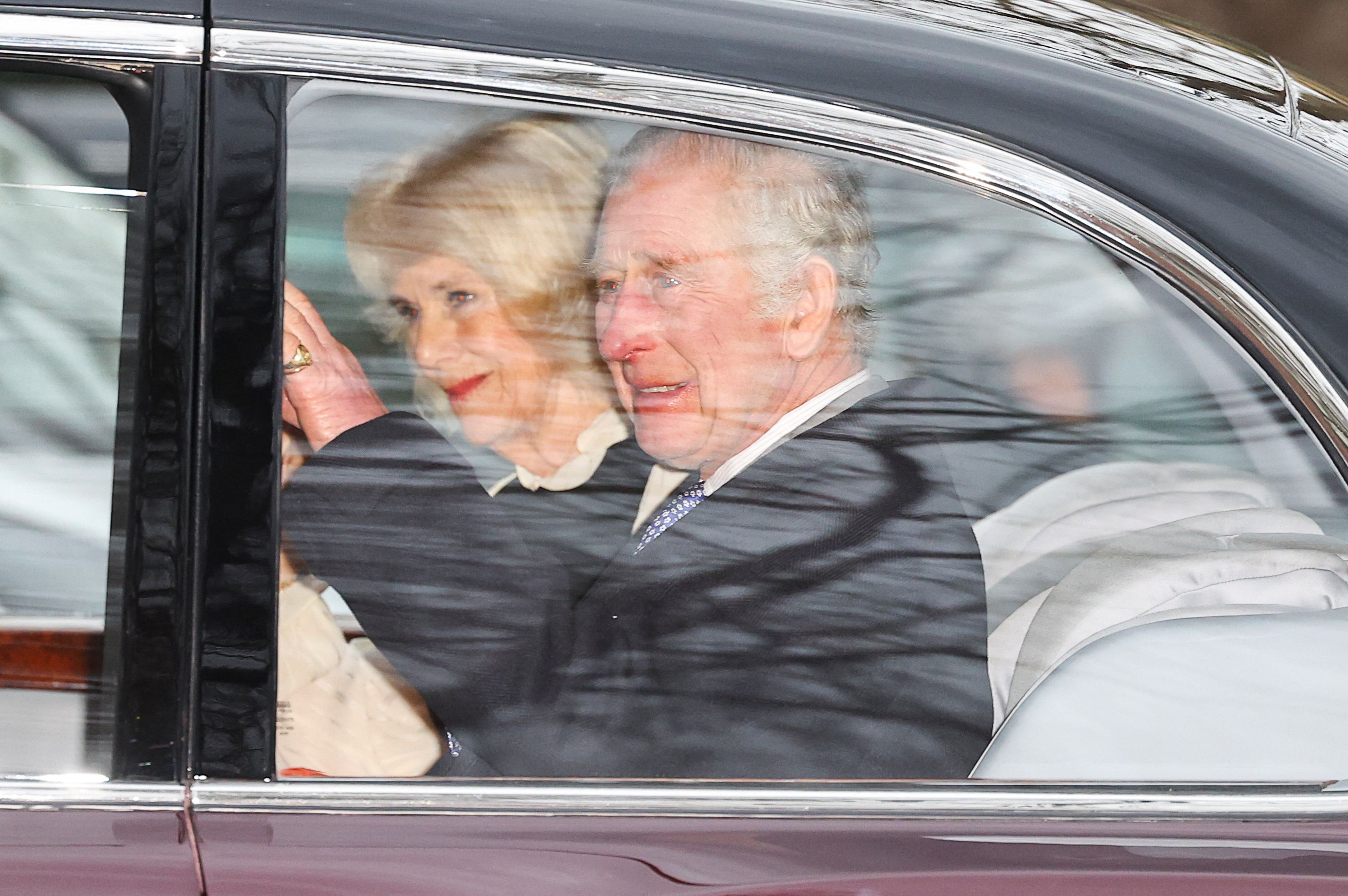 Großbritanniens König Charles und Königin Camilla verlassen das Clarence House, einen Tag nachdem bekannt wurde, dass bei König Charles Krebs diagnostiziert wurde.