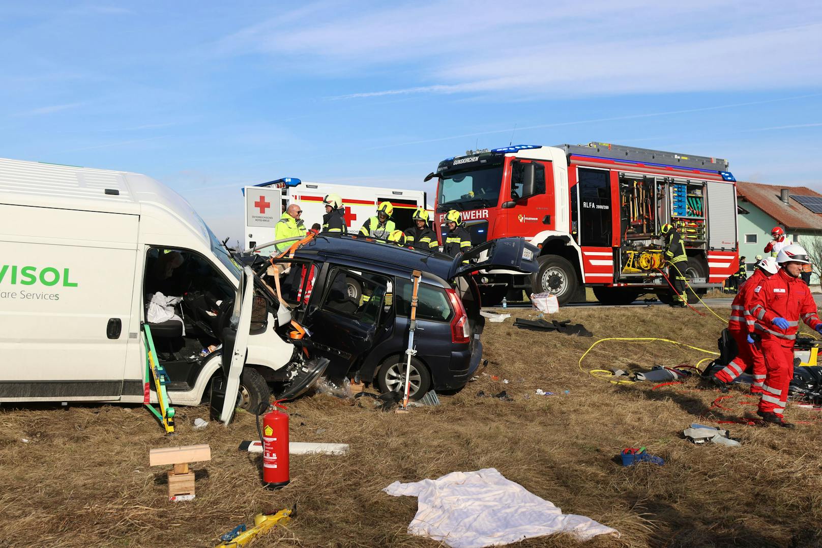 Die Feuerwehr brauchte Stunden, um den Mann aus dem Unfallwrack zu bergen.