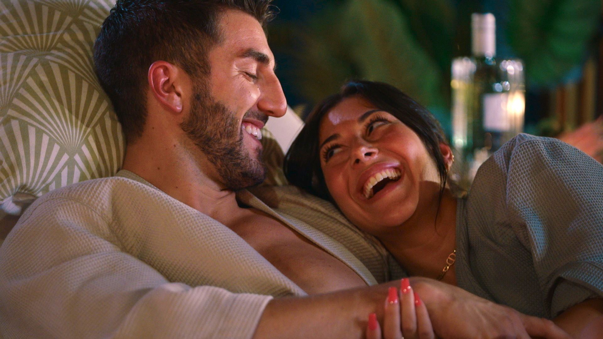 Nach dem Free-Fall-Tower kommen sich Dennis und Nadia schnell näher…