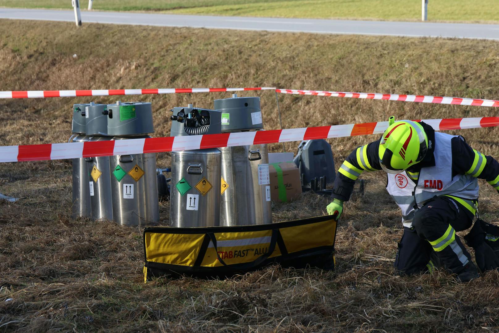 Die Feuerwehr brauchte Stunden, um den Mann aus dem Unfallwrack zu bergen.