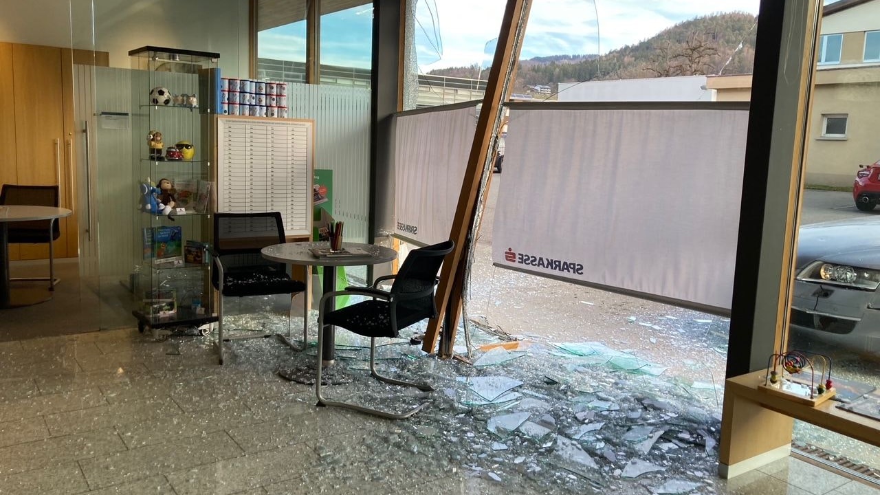 Heute.at - Pkw donnert in Bank-Filiale – Polizeieinsatz in Sulz