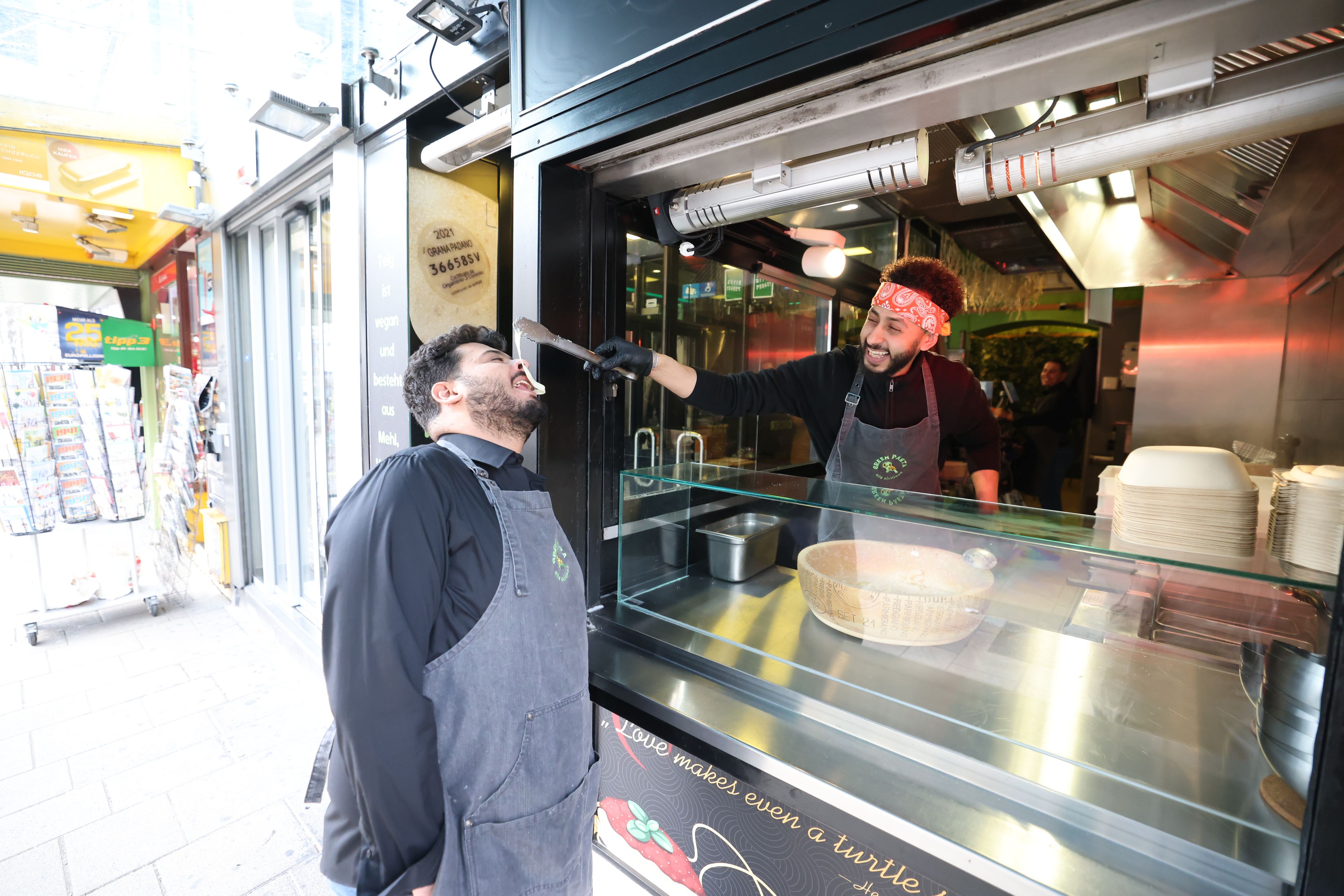 Haitam Badr Goudou ist Mitgründer von Green Pasta - das Unternehmen betreibt seine Gastronomie komplett ohne Plastik. Gekocht wird von Jonas Said - Spitzname 