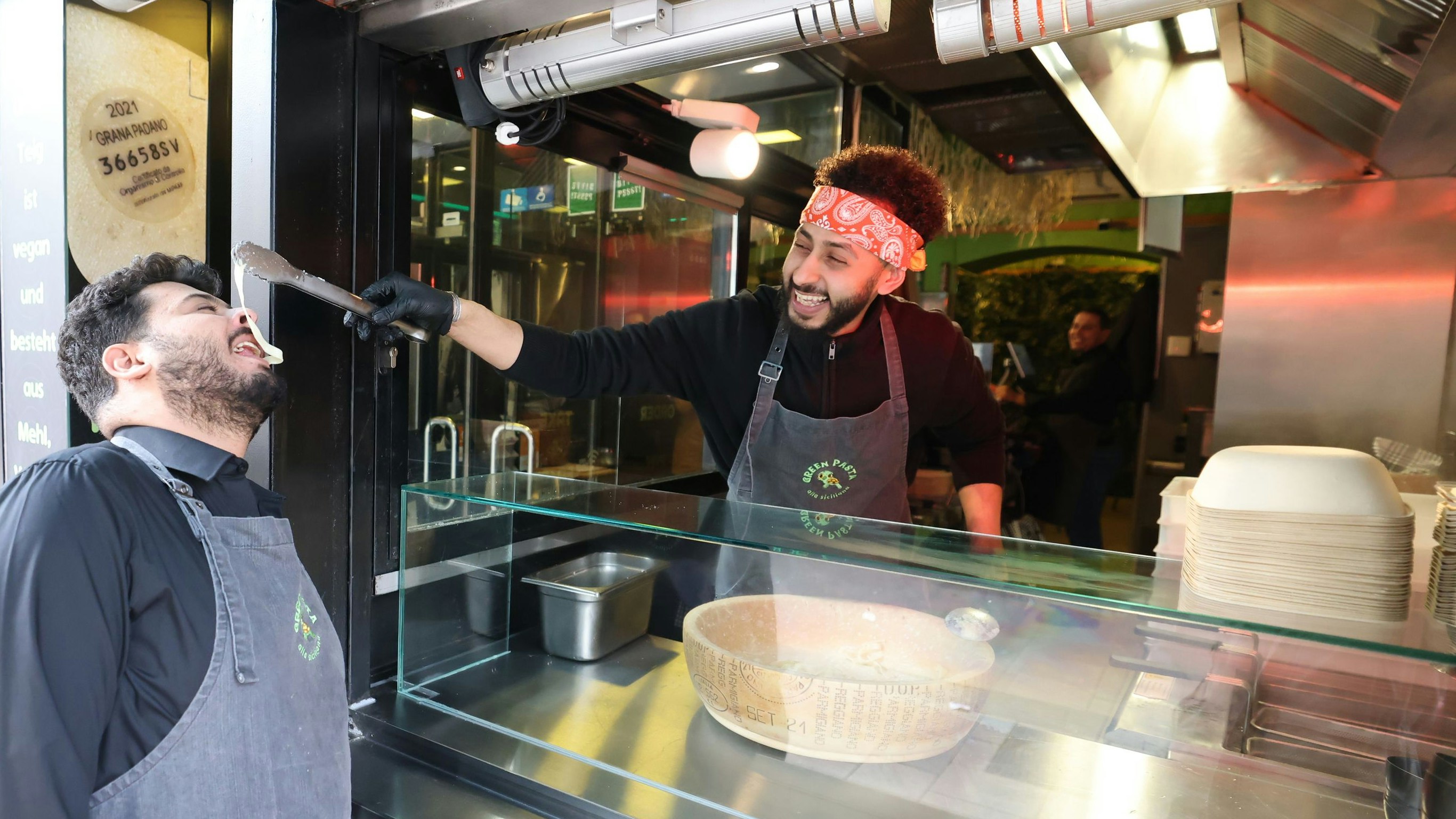 Haitam Badr Goudou ist Mitgründer von Green Pasta - das kleine Unternehmen betreibt seine Gastronomie komplett ohne Plastik.