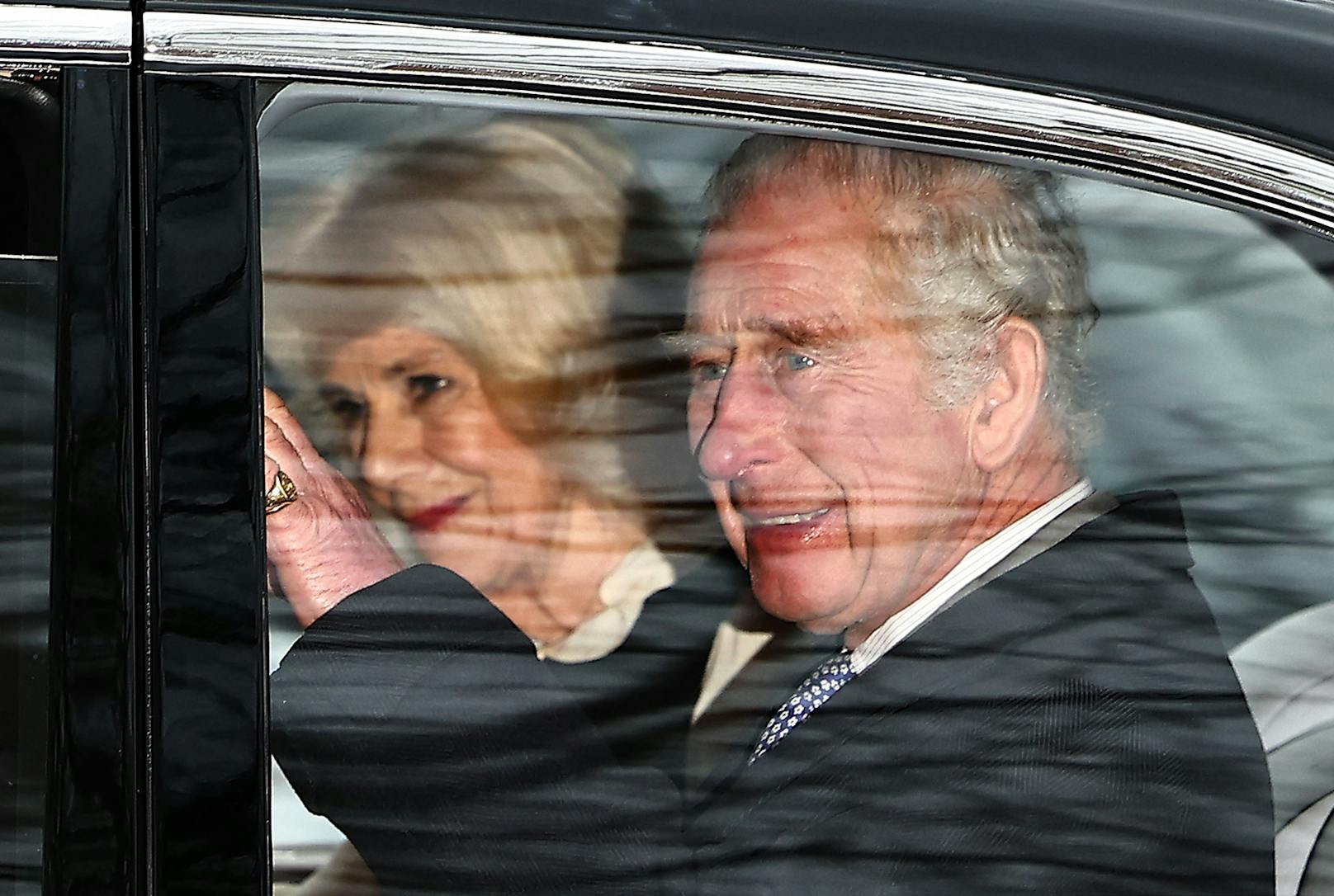 Mit einem Lächeln auf den Lippen winkte König Charles gemeinsam mit Camilla aus einem Auto.