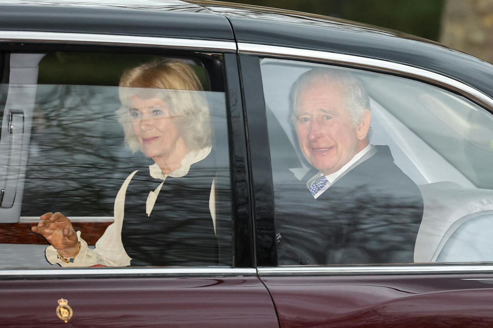 Der 75-jährige Monarch und Königin Camilla wurden beim Verlassen des Clarence Houses in London gesichtet.