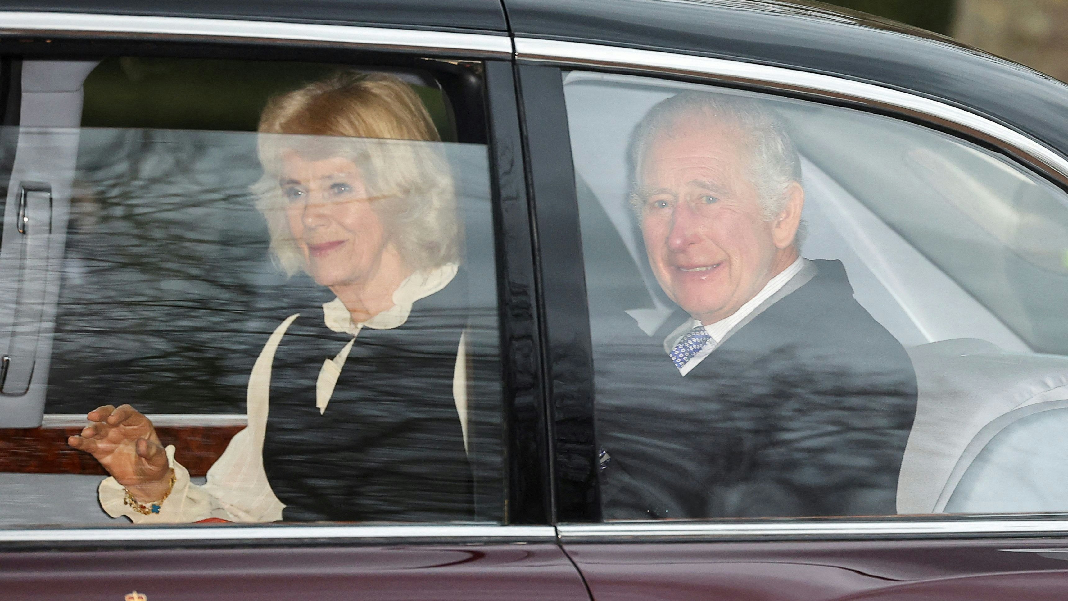 Bei König Charles III. wurde Krebs diagnostiziert. Der 75-jährige Monarch und Königin Camilla verlassen das Clarence House in London.