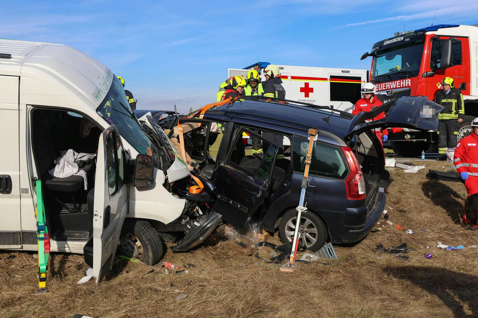 Die Feuerwehr brauchte Stunden, um den Mann aus dem Unfallwrack zu bergen.