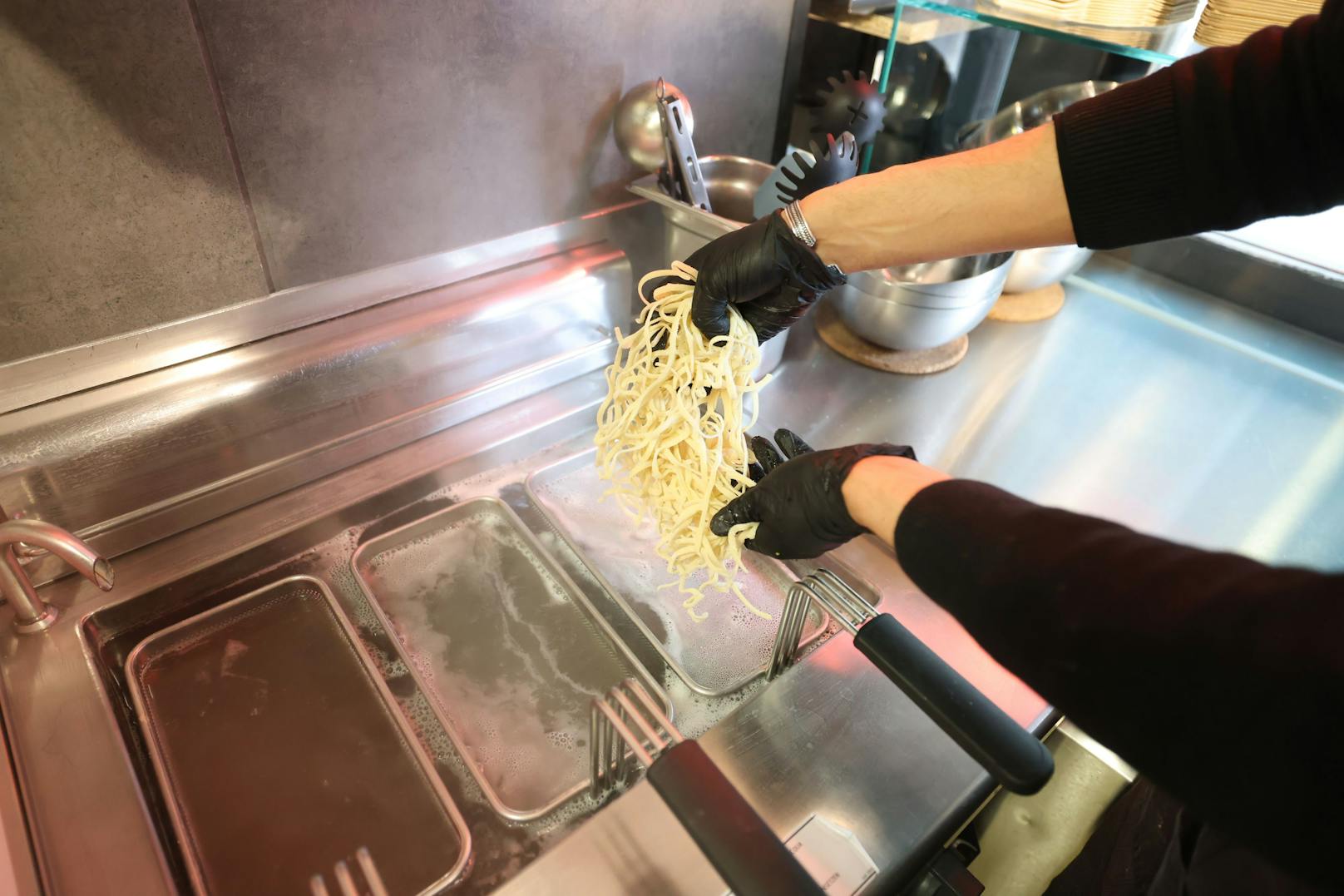 Nur neunzig Sekunden kommt die Pasta in kochendes Wasser