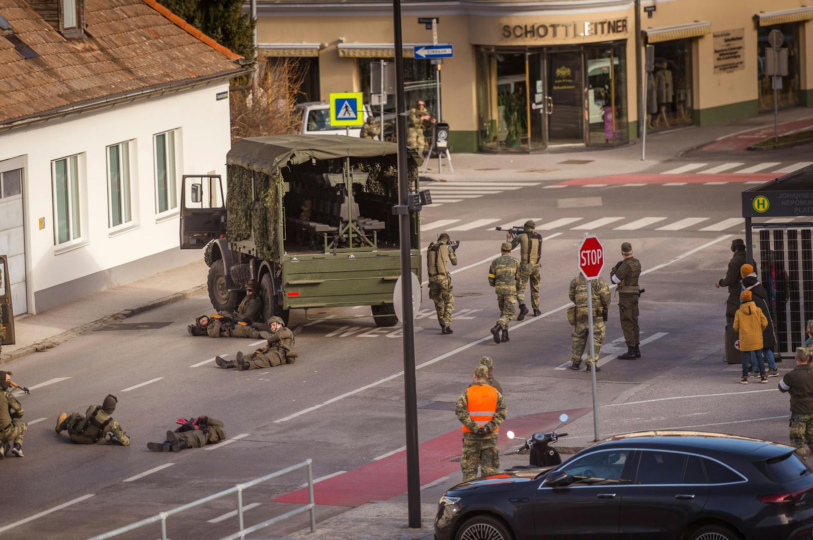Soldaten üben mitten in Wr. Neustadt