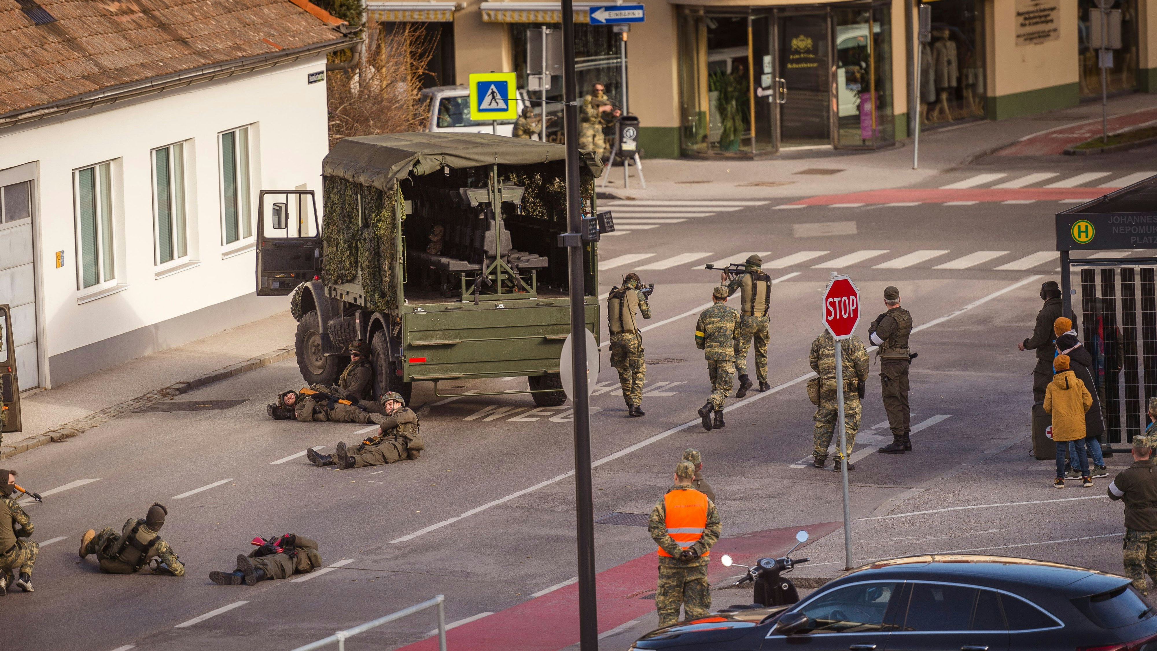 Soldaten üben mitten in Wr. Neustadt