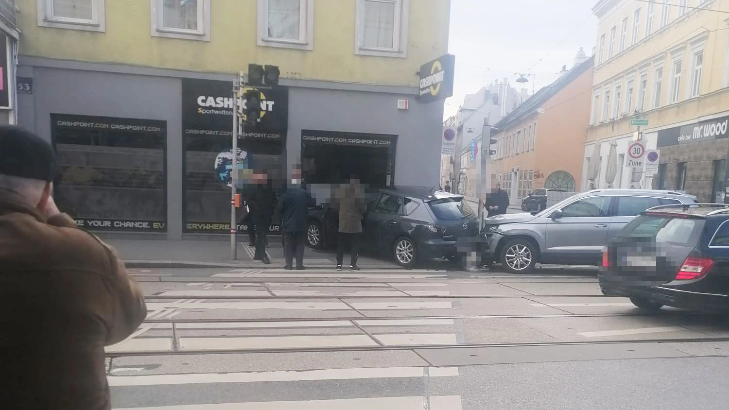 Crash vor Wettbüro auf Balkan-Meile – Bim muss warten