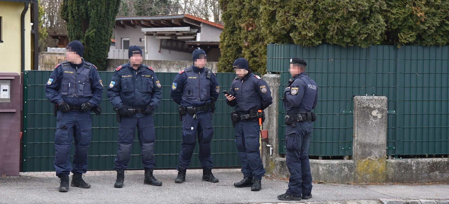 Hausherr schoss auf Einbrecher - Polizei sicherte das Haus ab
