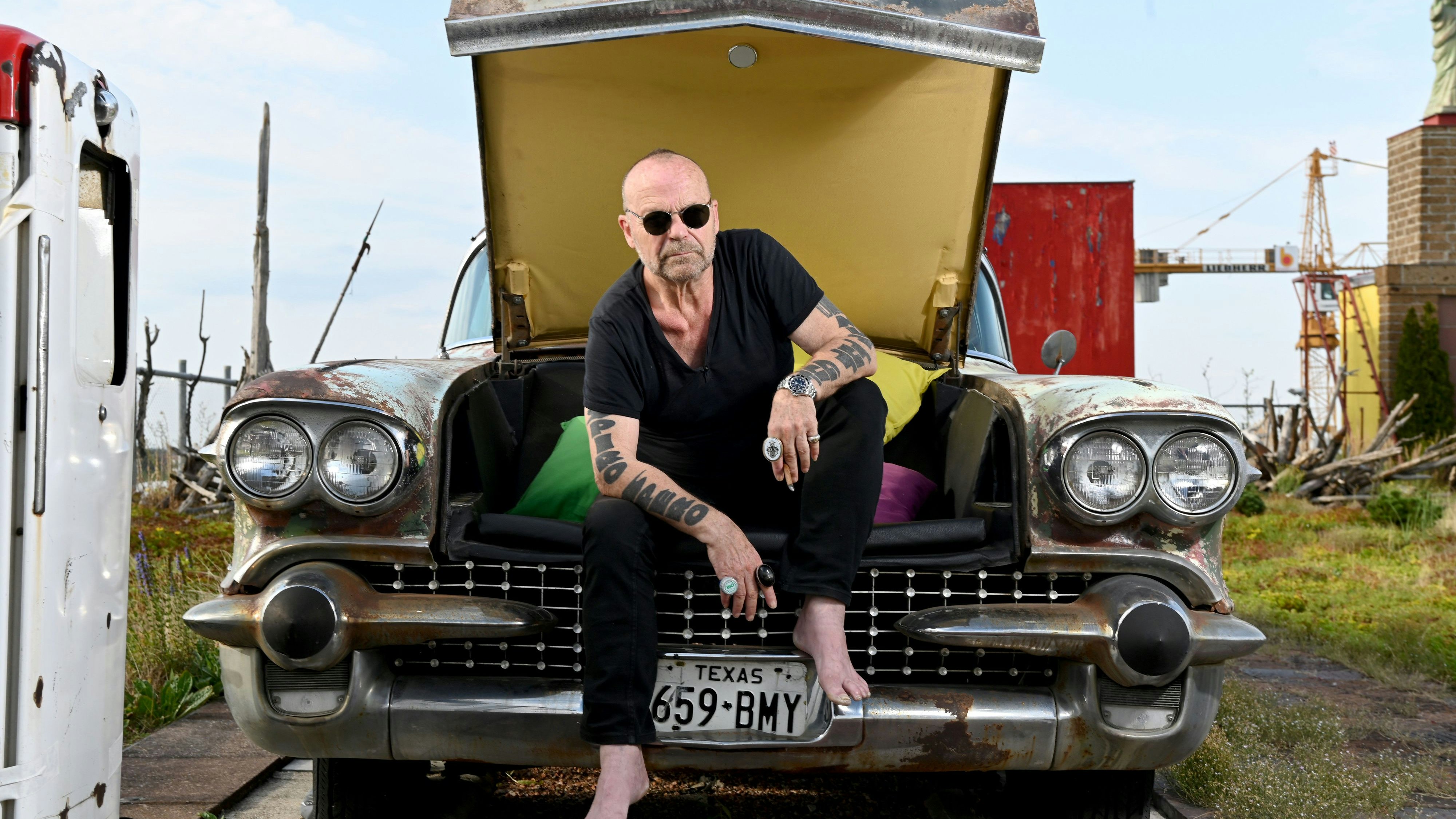 Aktionskuenstler Wolfgang Flatz will seine Tattoos versteigern lassen. 