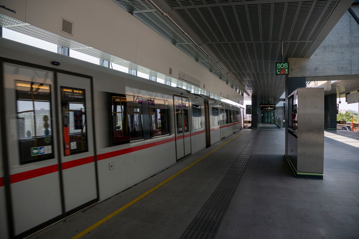 Der Mann warf ihm den Rucksack entgegen und flüchtet.