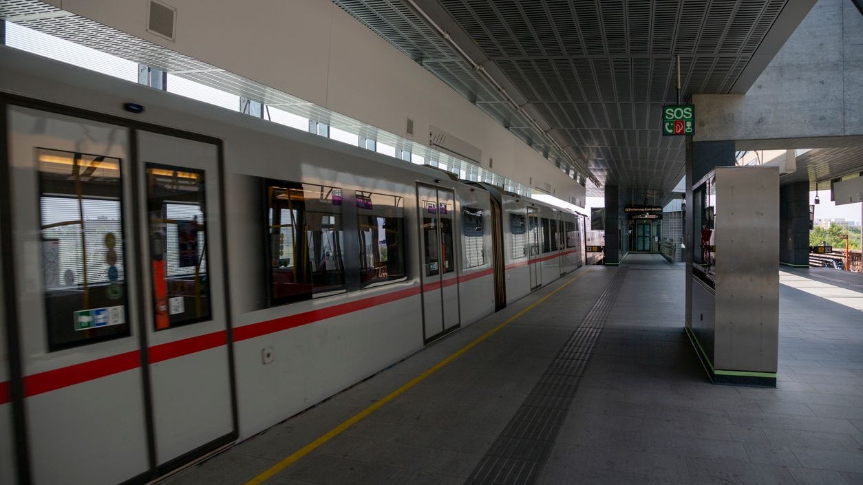 Der Mann warf ihm den Rucksack entgegen und flüchtet.