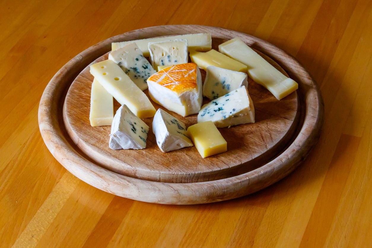 Roquefort (1070) und Camembert (1791) gehören zu den ältesten dokumentierten Schimmelkäsen.