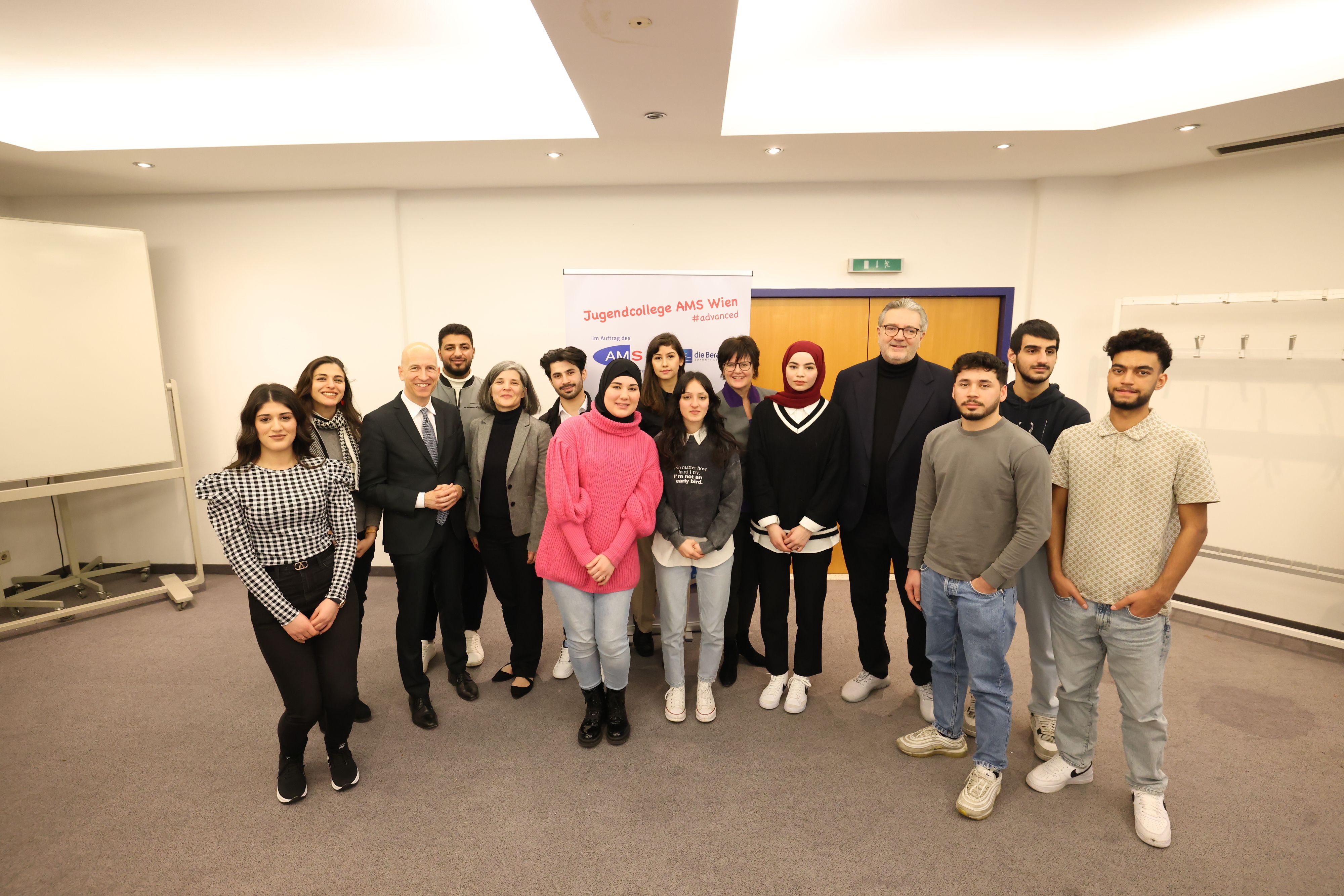 Das neue, schulähnliche Bildungsangebot richtet sich an junge Erwachsene zwischen 18 und 25 Jahren. Präsentiert wurde es von Sozialstadtrat Peter Hacker (SPÖ, 4.v.re.) und Arbeitsminister Martin Kocher (3.v.li.).