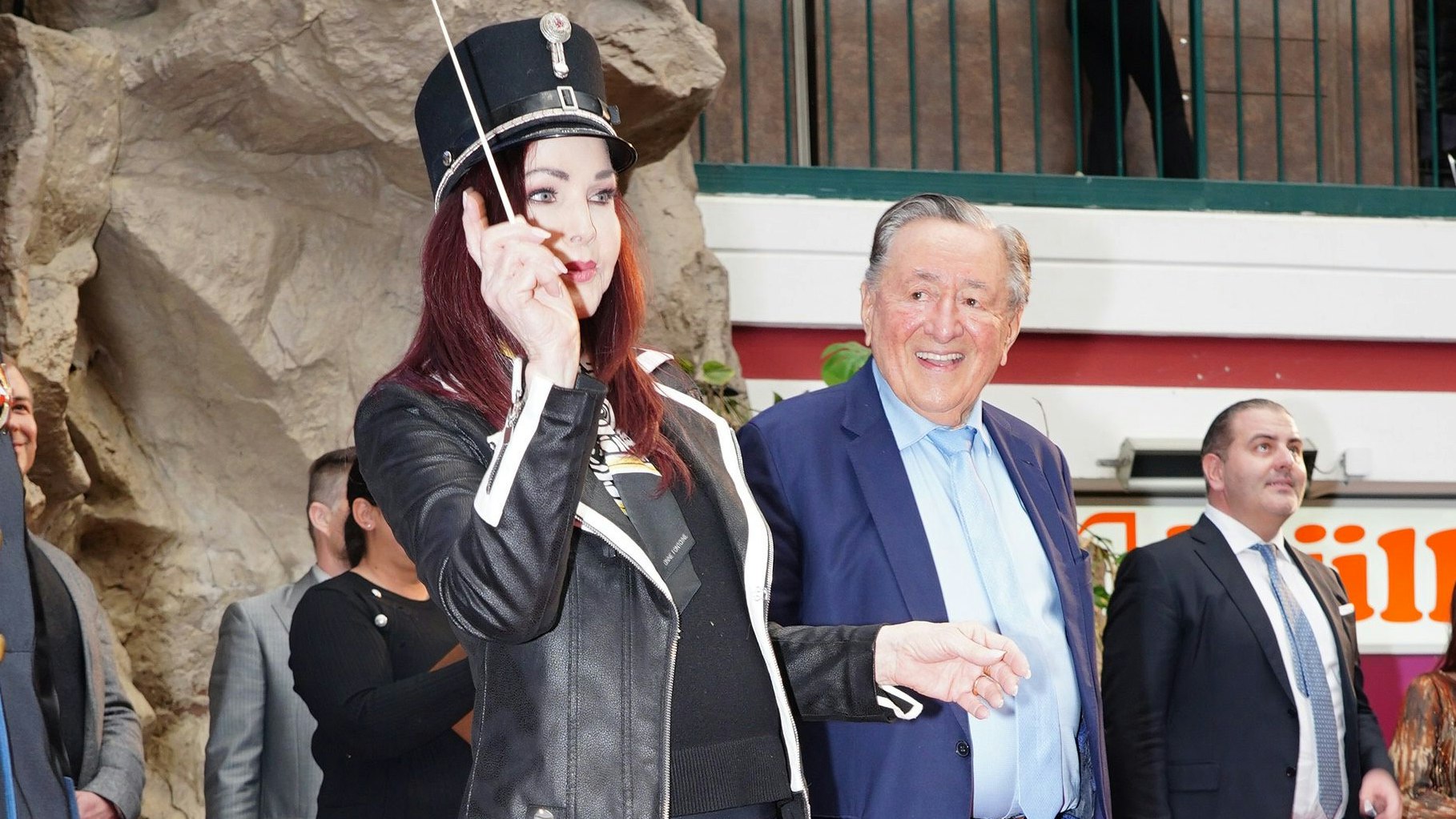 Priscilla gibt den Takt vor: Lugner muss es ertragen