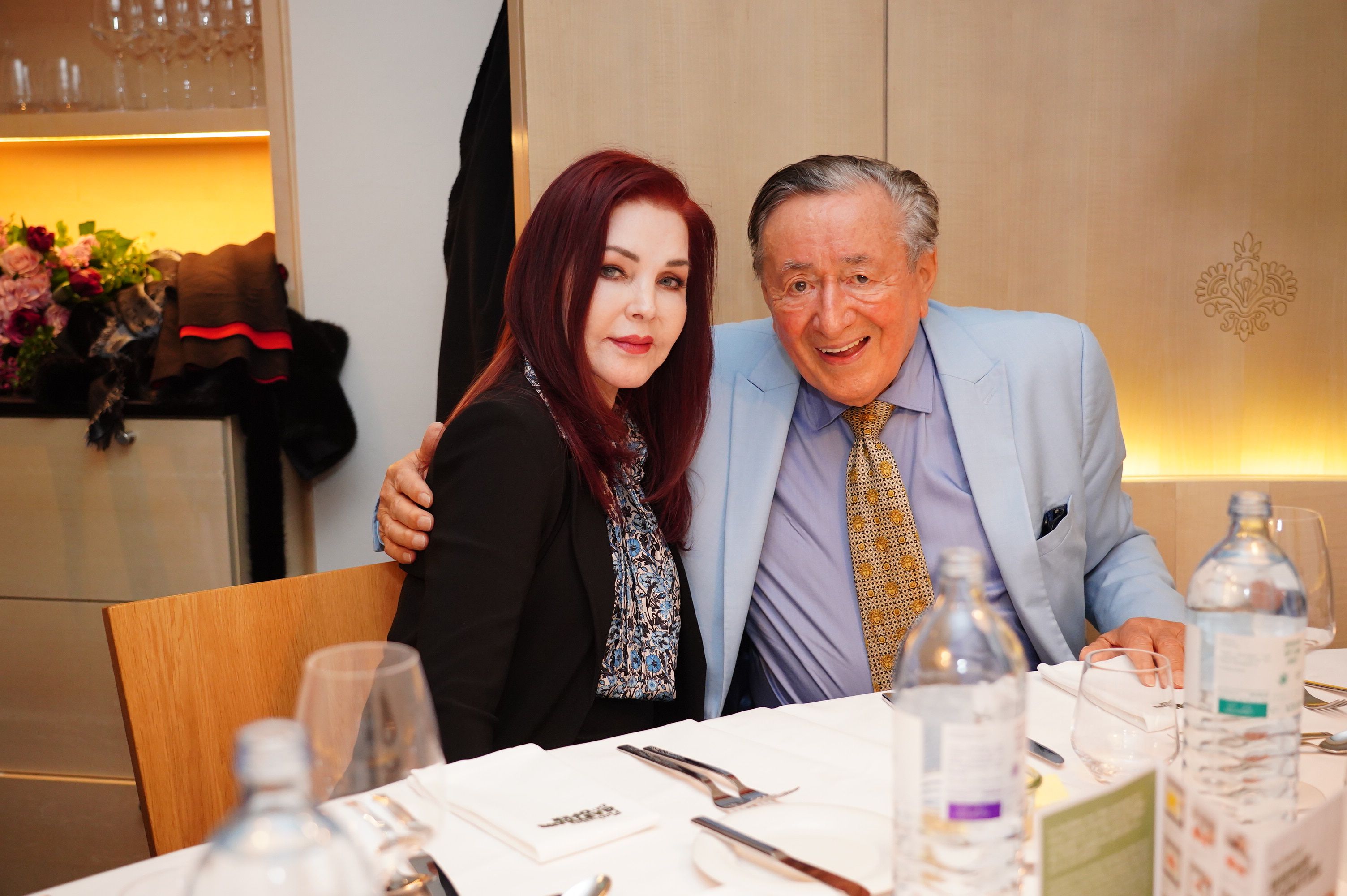Richard Lugner führte Priscilla Presley zu Plachutta aus, der Abend endete mit Helnwein an der Hotelbar in Grand Hotel. 