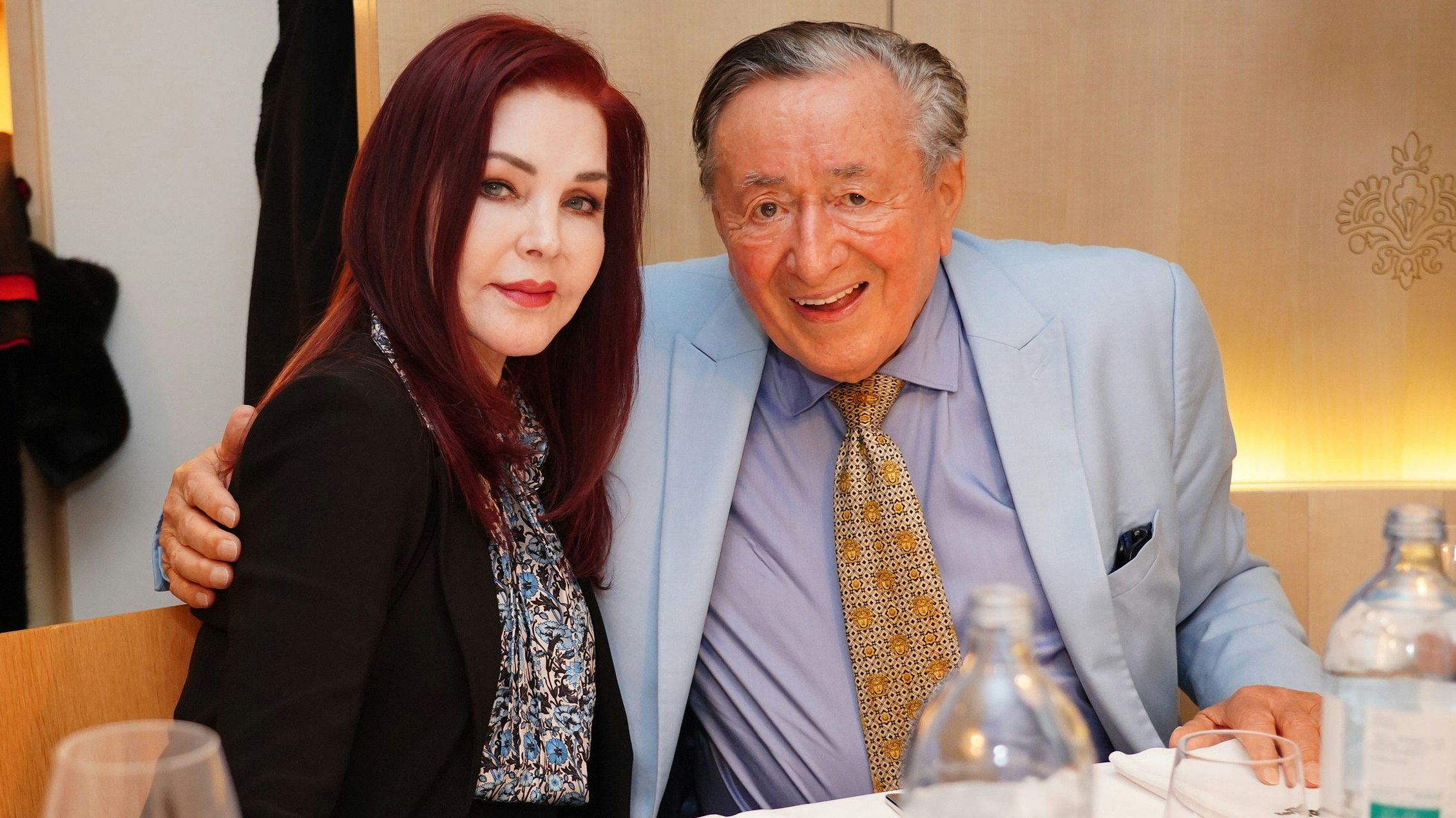 Richard Lugner führte Priscilla Presley zu Plachutta aus, der Abend endete mit Helnwein an der Hotelbar in Grand Hotel. 