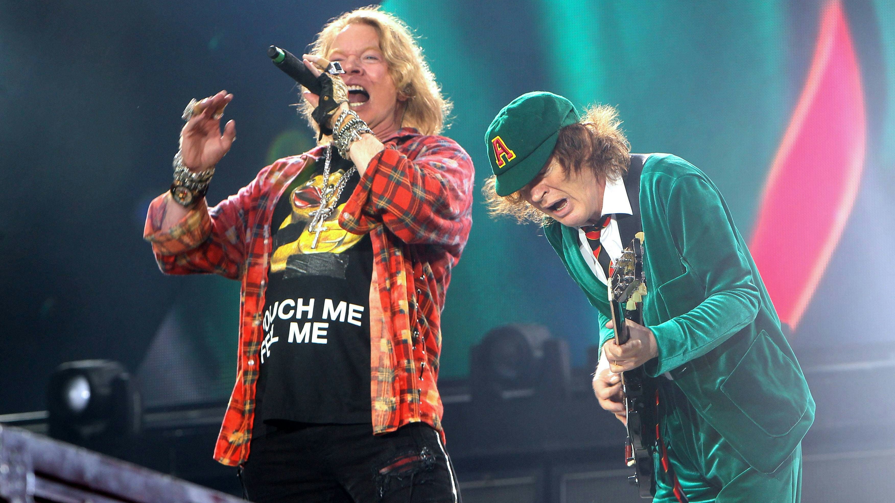 AC / DC. Sänger Axl Rose und Gitarrist Angus McKinnon Young ( AC/DC ) während eines Konzertes im Rahmen ihrer Rock Or Bust World Tour 2016 am 01.06.2016 vor 45.000 Fans in der Red Bull Arena Leipzig.  AC DC Singer Axl Rose and Guitarist Angus McKinnon Young AC DC during a Concerts in Frame their Rock or bust World Tour 2016 at 01 06 2016 before 45 000 supporters in the Red Bull Arena Leipzig  