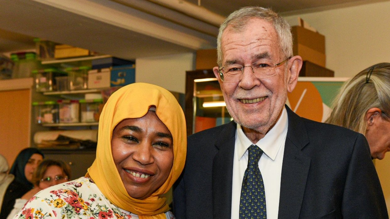 BILD zu OTS - Bundesprsident Alexander Van der Bellen und die NACHBARINNEN in Wien