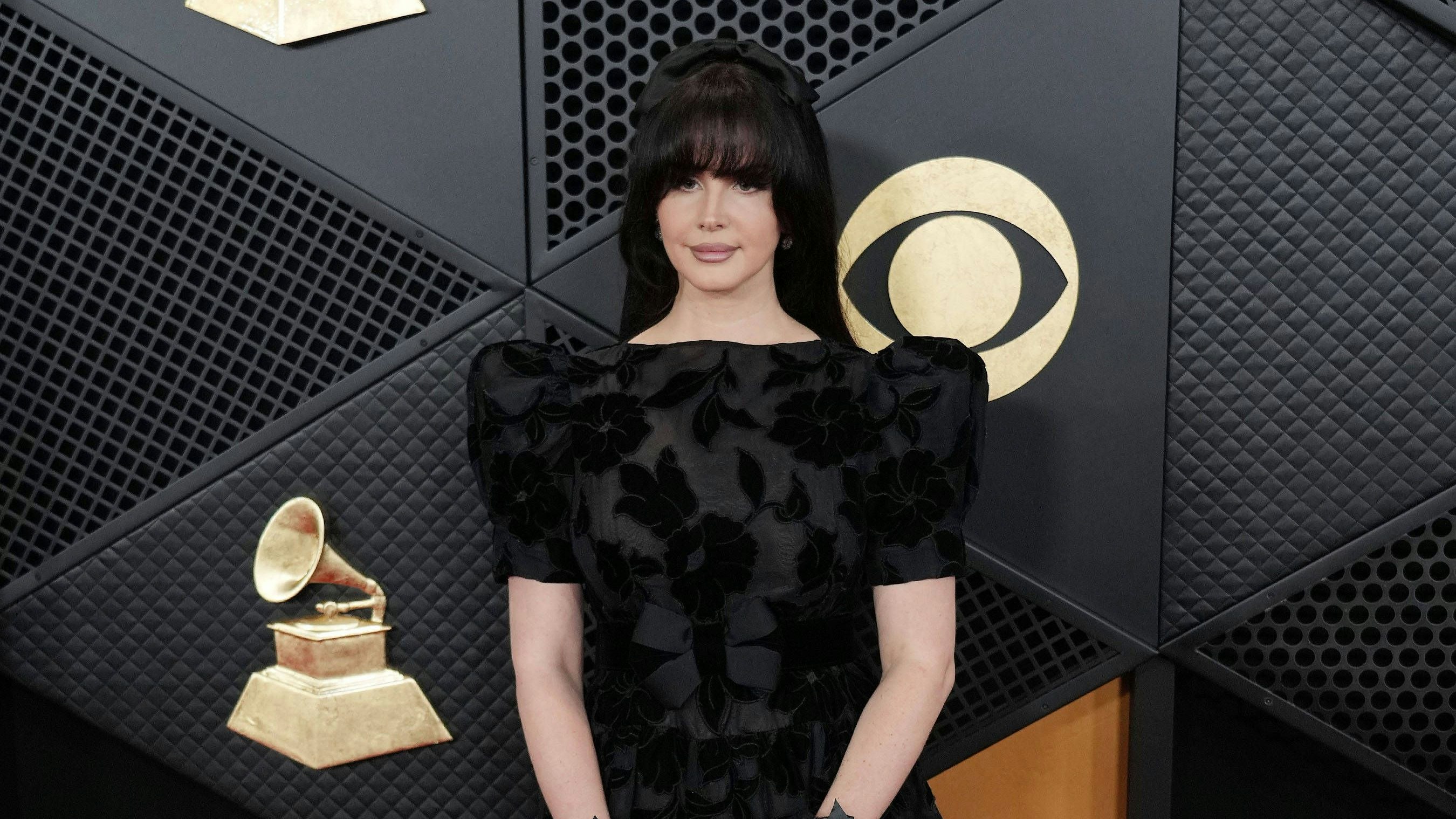 CA: 66th Annual Grammy Awards - Arrivals Lana Del Rey arrives at the 66th Annual Grammy Awards held at the Crypto.com Arena in Los Angeles, CA on Sunday, February 4, 2024. Los Angeles CA USA NOxUSExINxGERMANY PUBLICATIONxINxALGxARGxAUTxBRNxBRAxCANxCHIxCHNxCOLxECUxEGYxGRExINDxIRIxIRQxISRxJORxKUWxLIBxLBAxMLTxMEXxMARxOMAxPERxQATxKSAxSUIxSYRxTUNxTURxUAExUKxVENxYEMxONLY Copyright: xSipaxUSAx Editorial use only sipausa_51035341