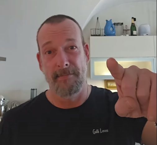 Ö3-Star Robert Kratky übt harte Kritik an Comedian Oliver Pocher. 