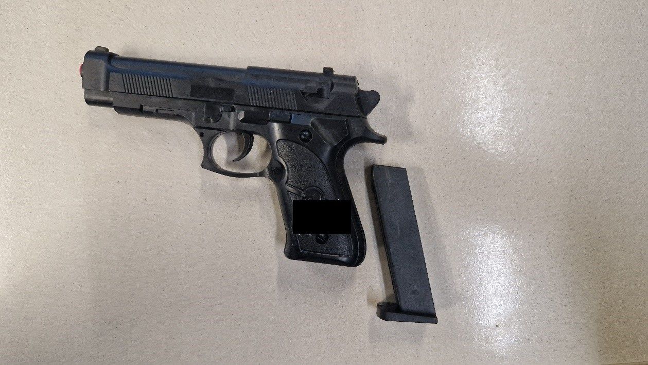 Diese Waffe hielt der 26-Jährige dem Ladenangestellten entgegen, nachdem dieser ihn beim Diebstahl ertappt hatte.