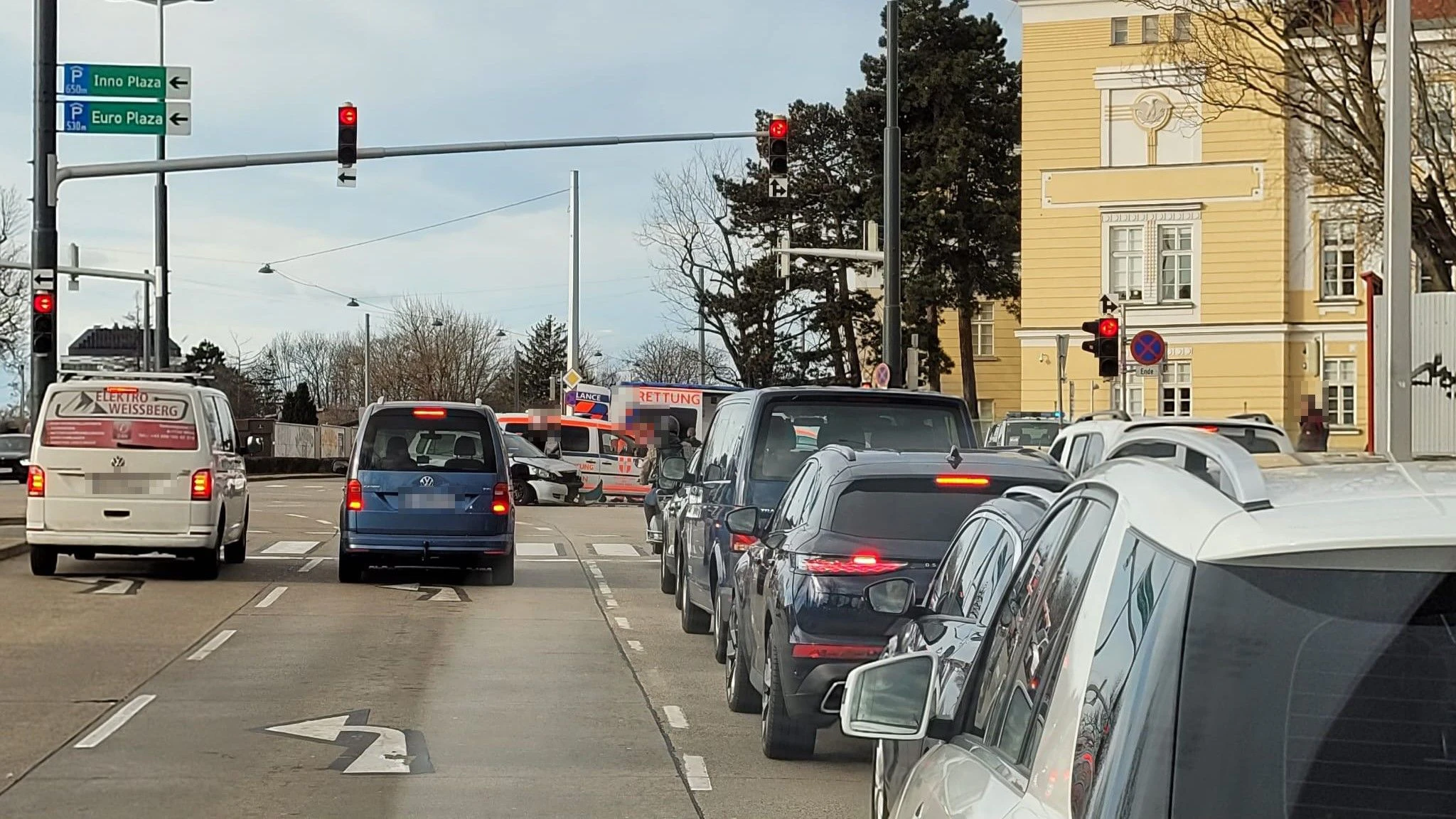 Frau rast vor Wiener Kaserne in Biker – schwer verletzt