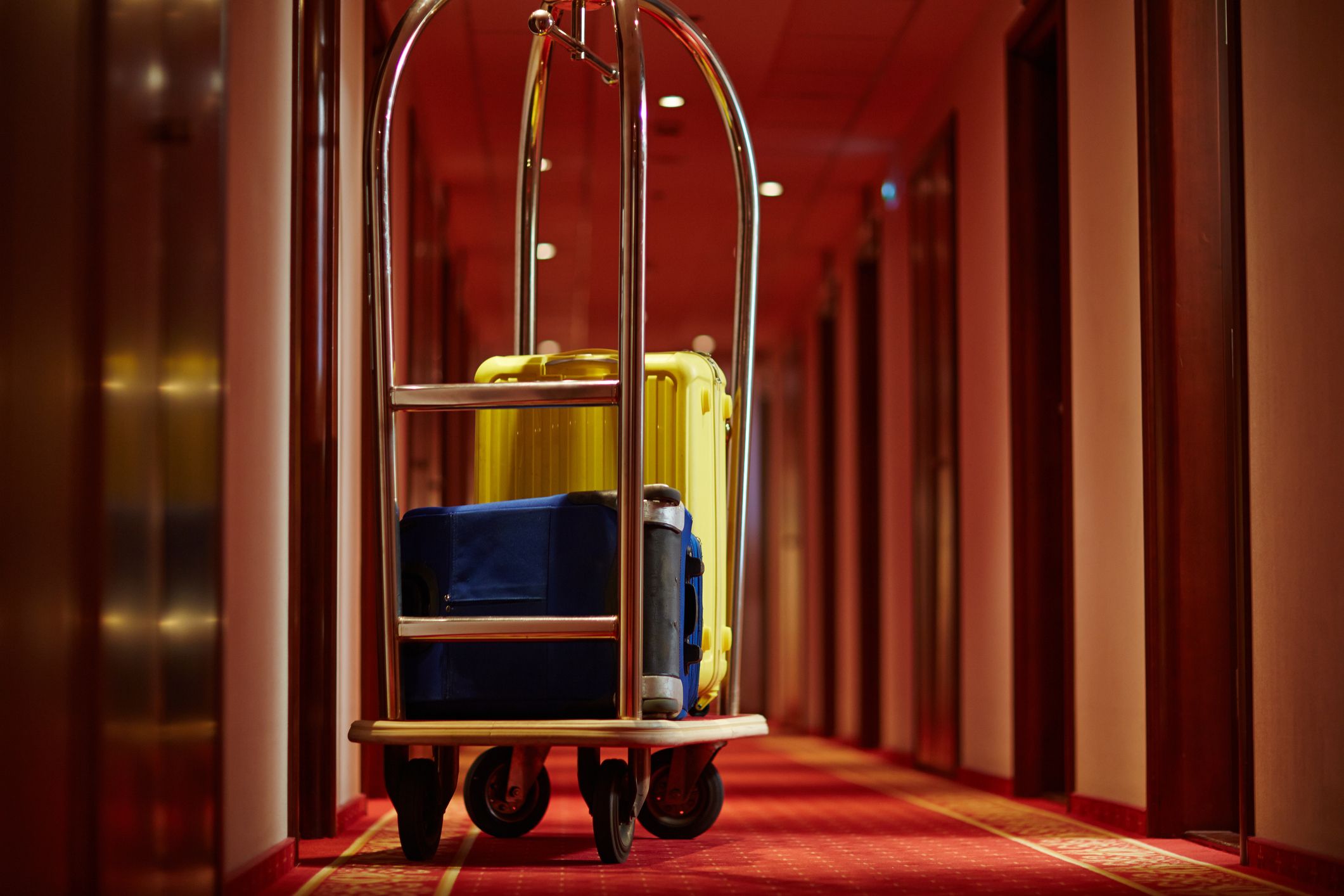 Der Mann hatte es auf einen Gästekoffer in einem Hotel abgesehen.