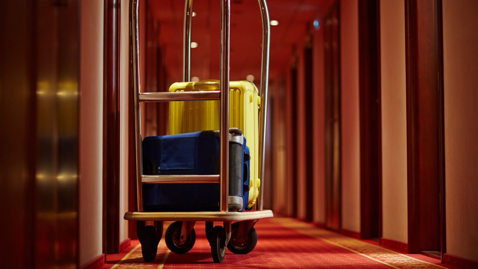 Mann stiehlt Koffer in Hotel – dann kommt alles raus