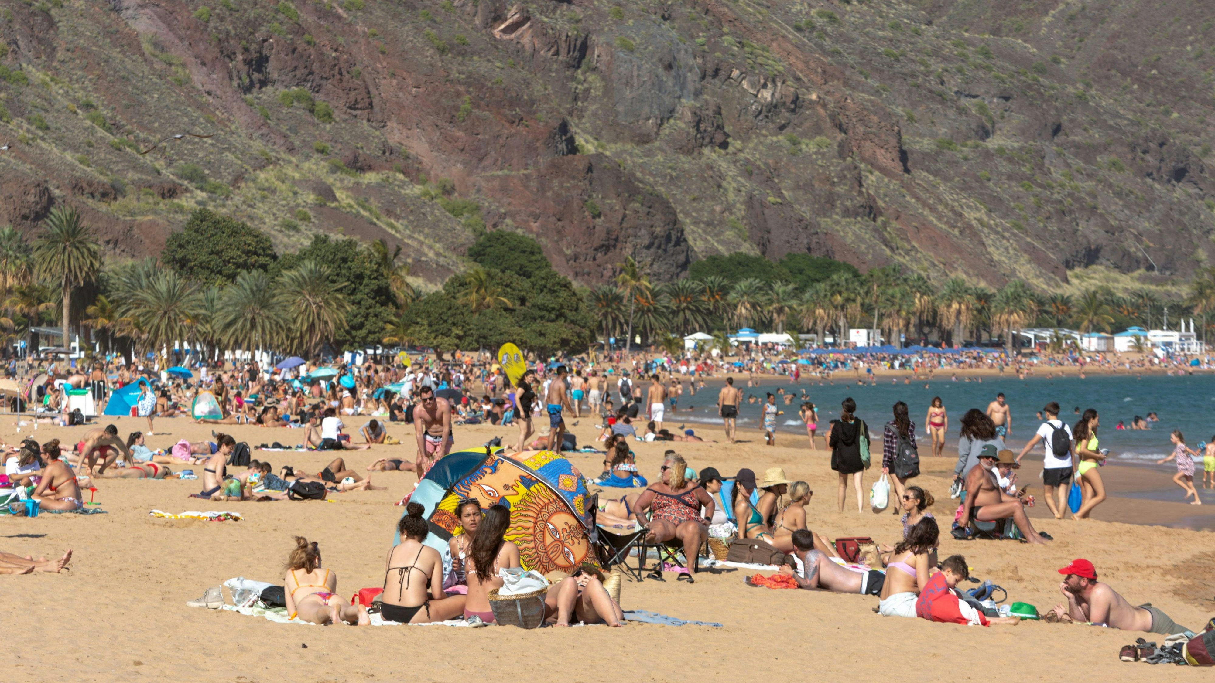 Download von www.picturedesk.com am 07.02.2024 (10:36).  People sunbathe and swim in the sea at Las Teresitas beach, in Santa Cruz de Tenerife, on March 11, 2023. - The spokesman for the State Meteorological Agency (AEMET) of the Spanish Government, Ruben del Campo, explained that "temperatures are unusually high in almost the entire country, for this time of year." (Photo by DESIREE MARTIN / AFP) - 20230311_PD10621 - Rechteinfo: Rights Managed (RM) Nur für redaktionelle Nutzung! Werbliche Nutzung erfordert Freigabe: bitte schicken Sie uns eine Anfrage.