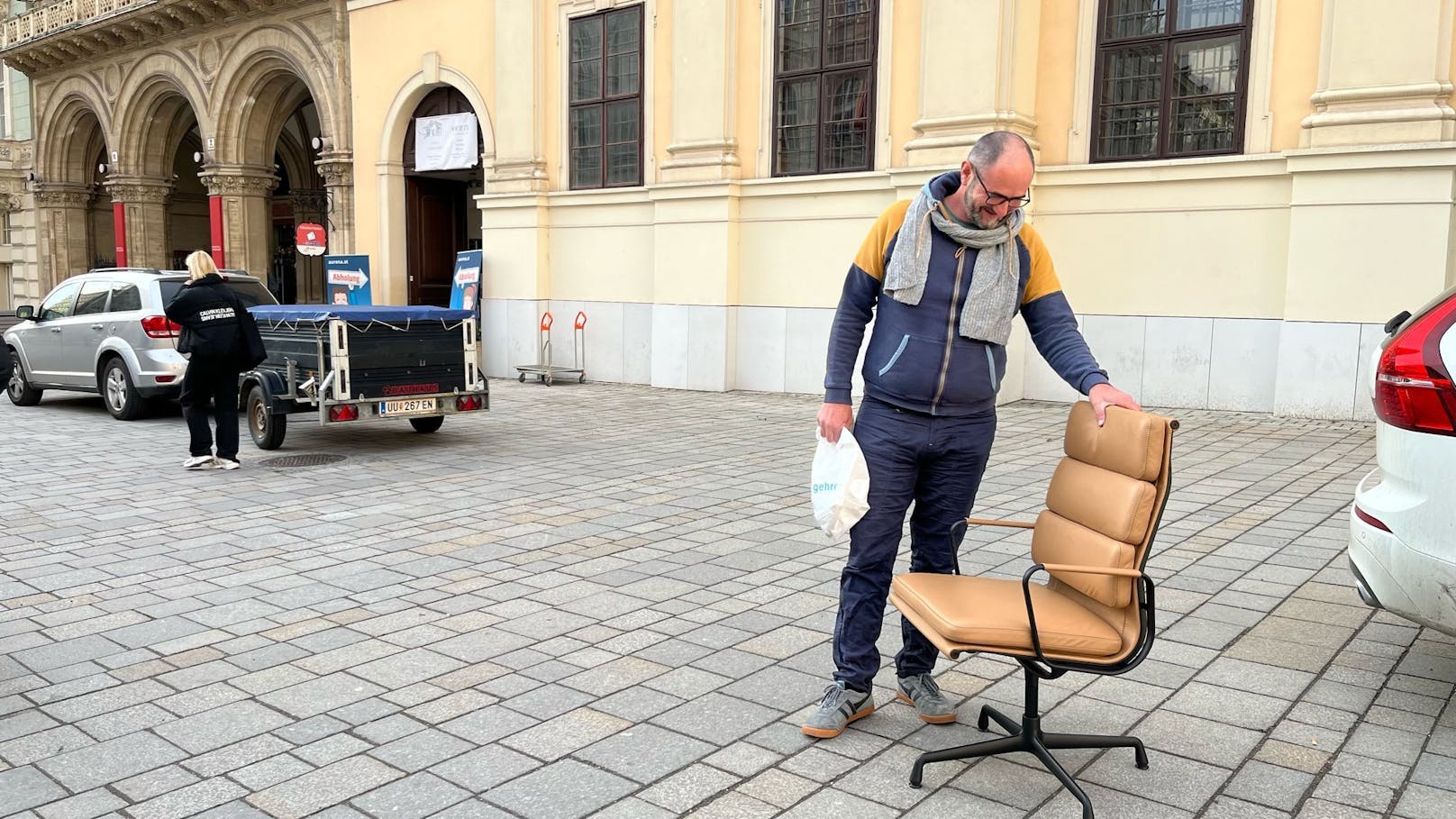 Stolz: Designer Christian mit seinem Vitra-Sessel