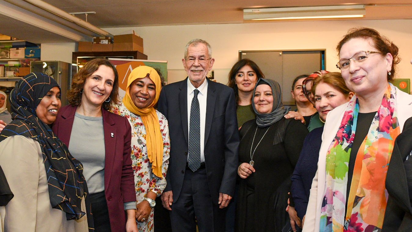 Bundespräsident Alexander Van der Bellen und "die Nachbarinnen" in Wien-Fünfhaus. 