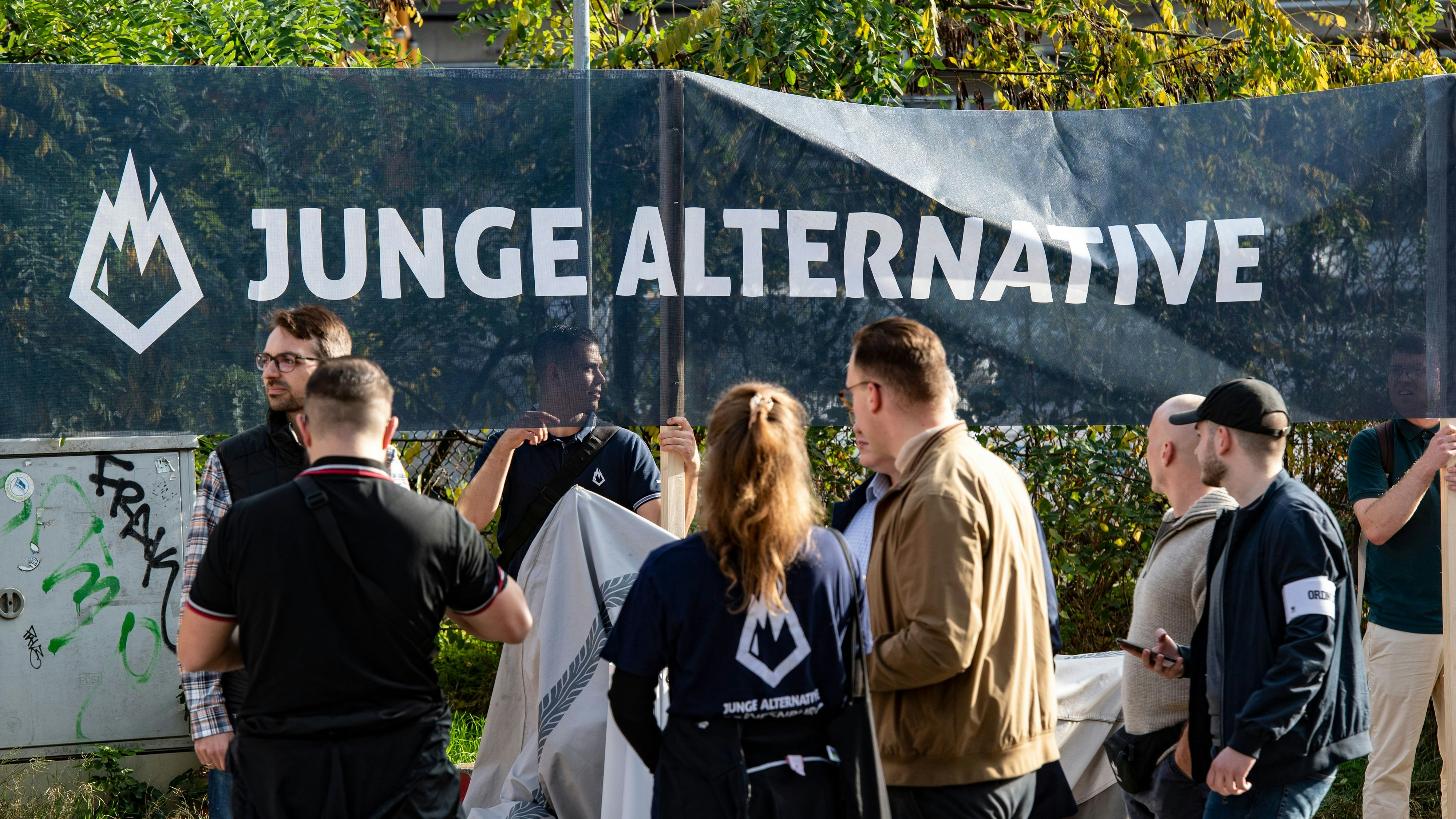 Download von www.picturedesk.com am 07.02.2024 (21:19).  29 October 2022, Berlin: Supporters and members of the Junge Alternative, the Afd party's offspring organization, protest in Schöneberg against the opening of a rainbow daycare center. The LGBT facility is to open its doors in a new building in the spring. It would be the first project of its kind in Germany. Photo: Paul Zinken/dpa - 20221029_PD5590 - Rechteinfo: Rights Managed (RM)