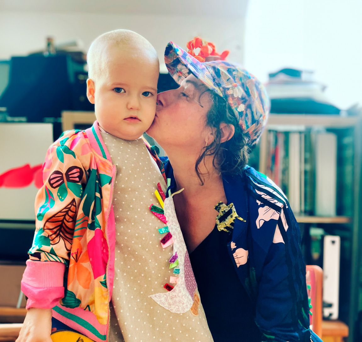 Zita (l.) ist an Leukämie erkrankt. Ihre Mama Sara sucht Lebensretter, die Stammzellen spenden.