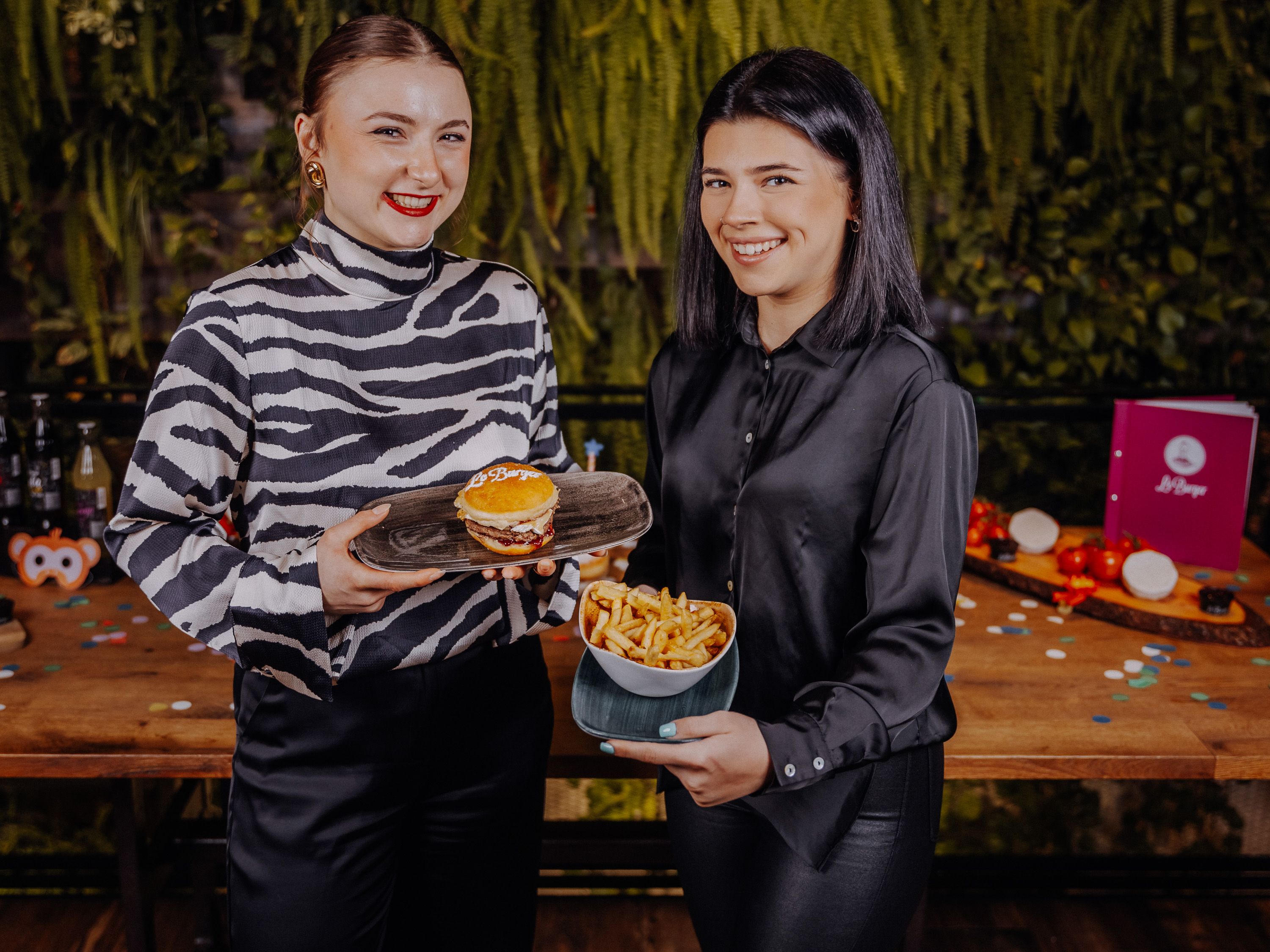 Mitarbeiter präsentieren die Burger: Smash Burger sind der neue Trend und eine Handvoll Wiener Lokale hat sie inzwischen im Programm