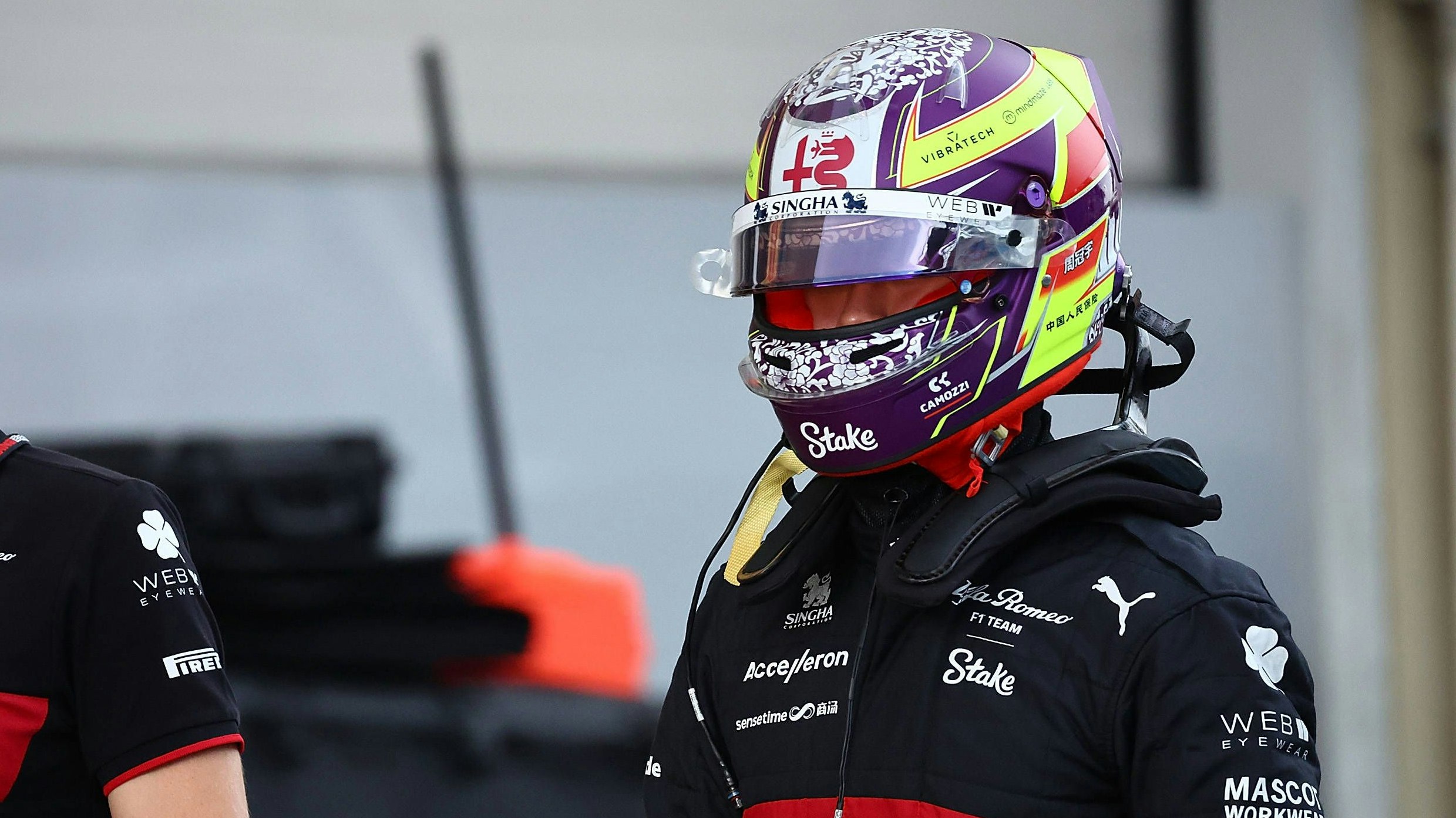 Der chinesische Formel-1-Star Zhou Guanyu wusste bereits vor der Bekanntgabe des Hamilton-Wechsels zu Ferrari bescheid. 