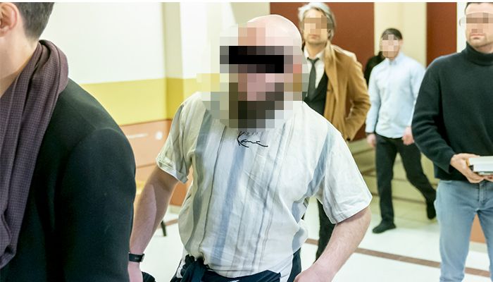  Einer der Angeklagten (hinten im Bild) ist als Zivildiener inzwischen tätig.