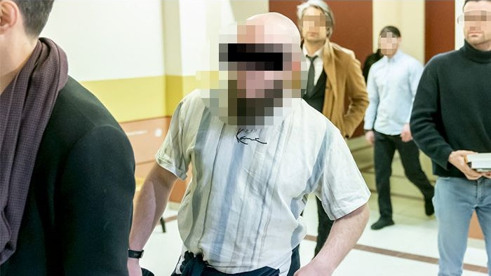  Einer der Angeklagten (hinten im Bild) ist als Zivildiener inzwischen tätig.