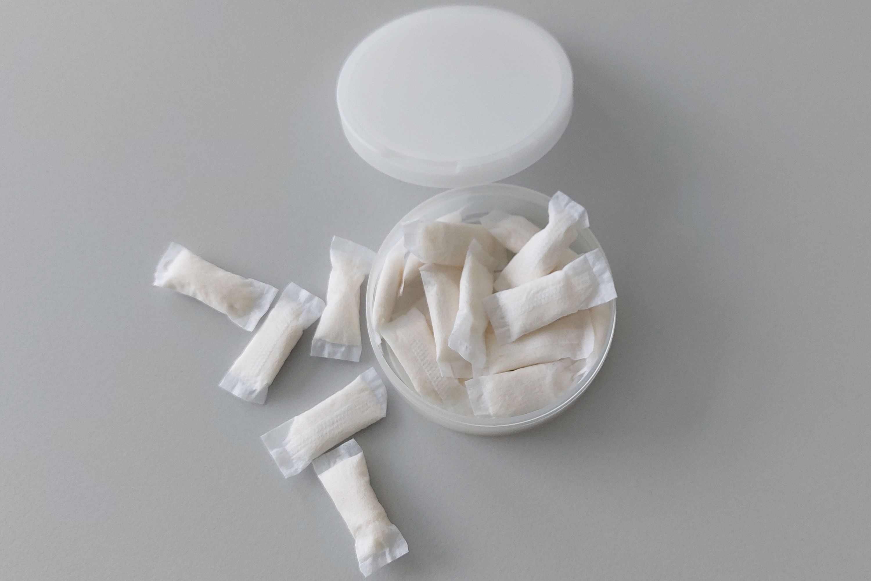 Eine Dose solcher Nikotinbeutel, freilich nur zu Präsentationszwecken. 