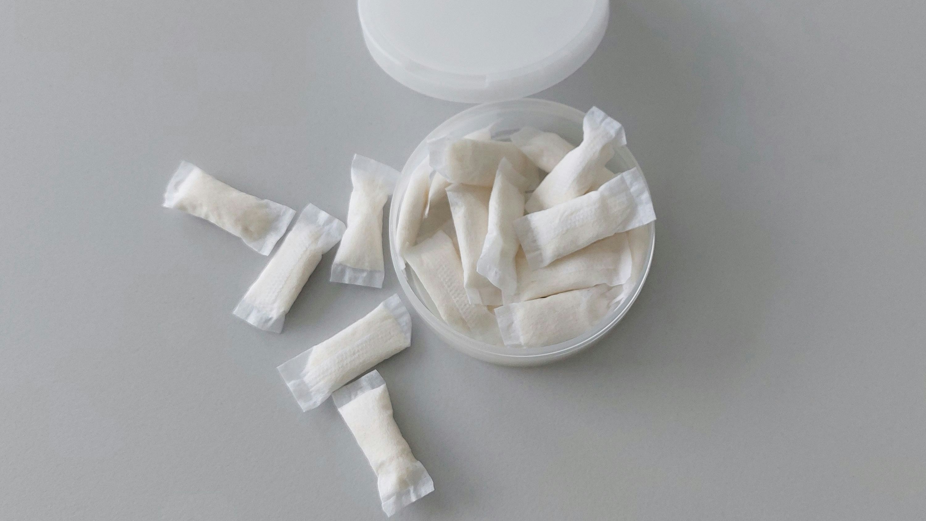 Eine Dose solcher Nikotinbeutel, freilich nur zu Präsentationszwecken. 