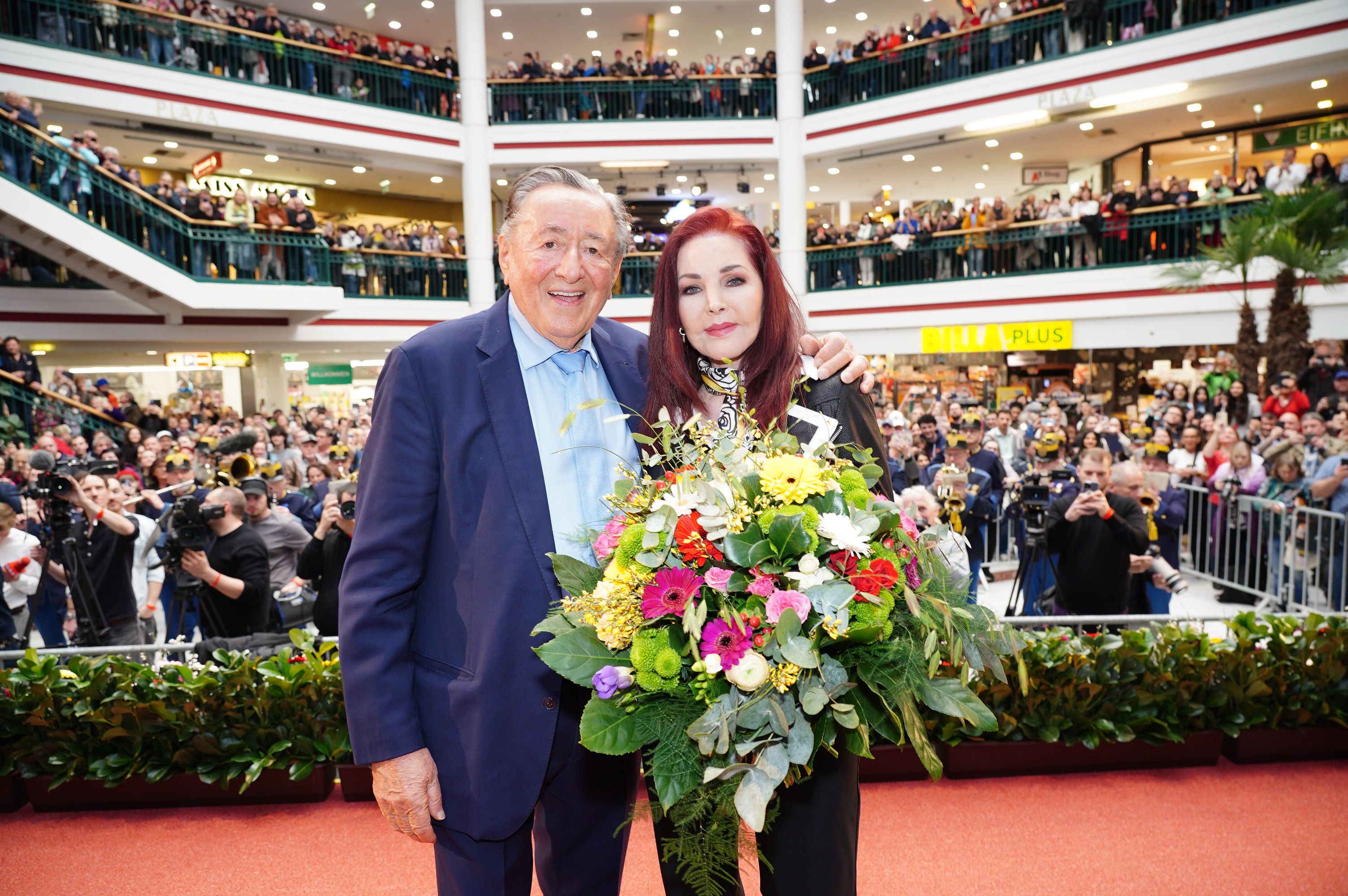 Volles Haus: Richard Lugner überreicht Priscilla einen Blumenstrauß.
