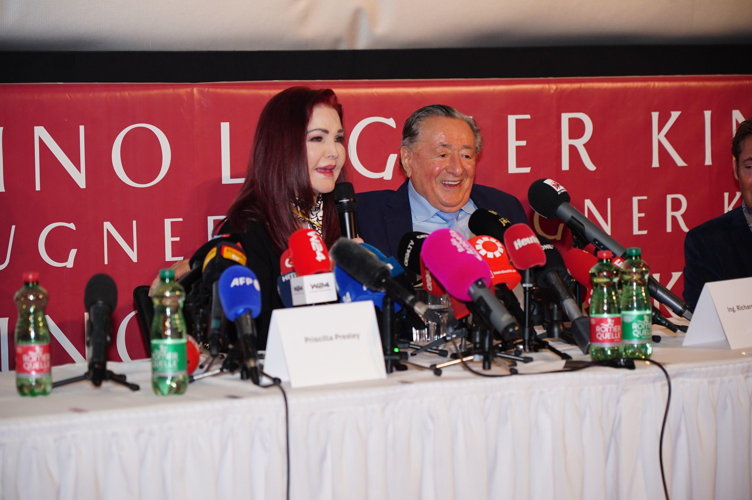 Prsicilla Presley und Lugner bei der Pressekonferenz in der Wiener Lugner City.