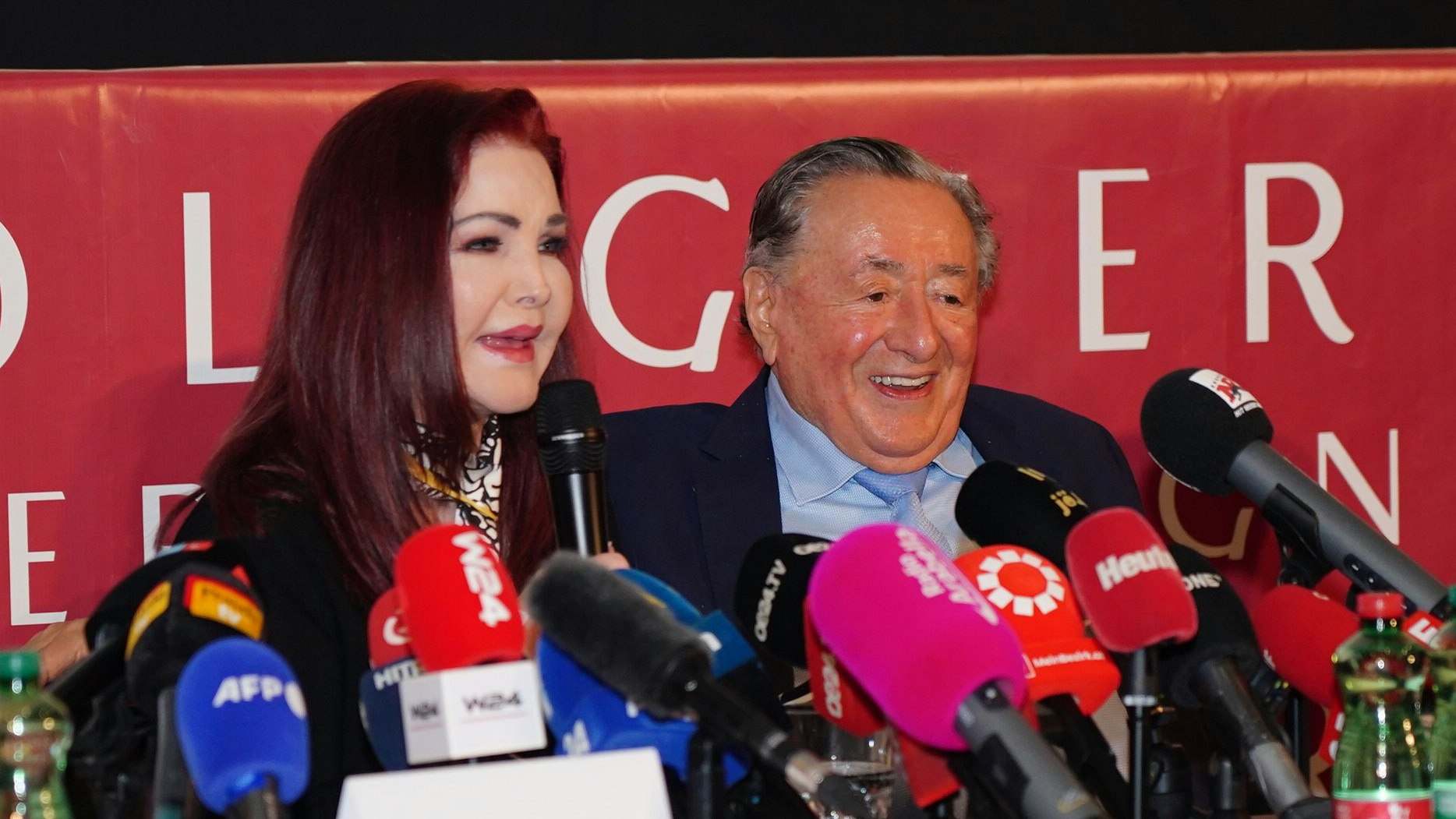 Prsicilla Presley und Lugner bei der Pressekonferenz in der Wiener Lugner City.