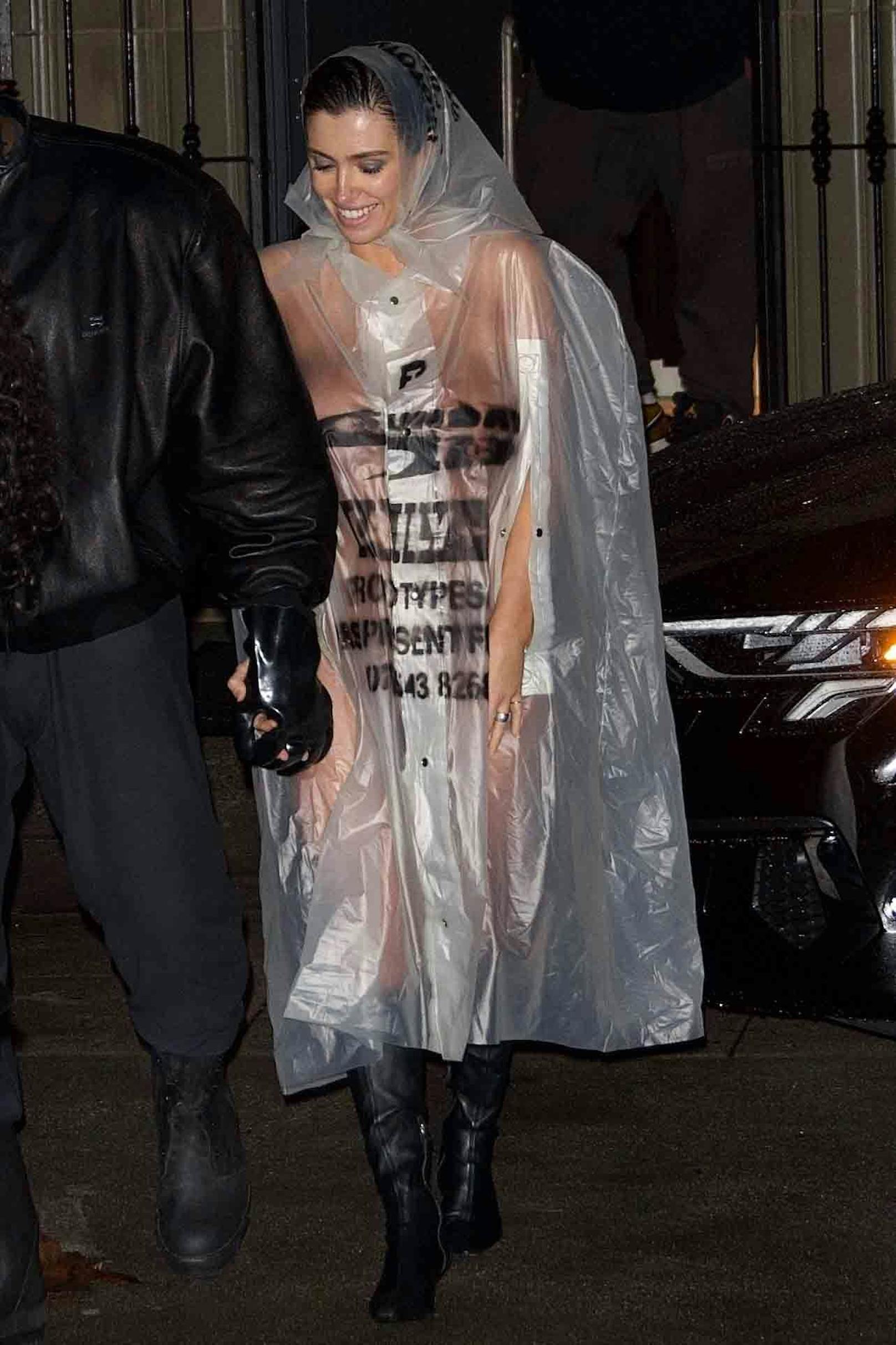 Kanye Wests Ehefrau Bianca Censori trägt einen durchsichtigen Regenmantel.